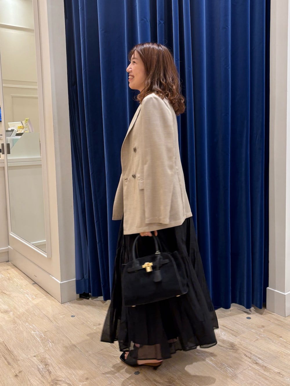 「ジャケット、ジャケットスタイル、スカート、シンプルコーデ、ベロア、ベロアトップス、オンオフ兼用、大人カジュアル、大人コーデ、大人女子、大人かわいい、お出かけコーデ、休日スタイル、秋カラー」｜「NOLLEY’SのシアートリコットベロアプリントTシャツ（Tシャツ/カットソー、グリーン系）」を使った、nol  komatsubaraさん（レディース・159cm）の夏コーディネートの4枚目の写真