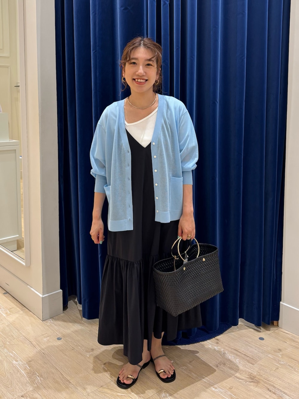 「夏コーデ、大人コーデ、オトナカジュアル、楽チンコーデ、リラックススタイル、ワンピースコーデ、キャミワンピ、オトナ女子、カラーカーディガン、カーディガン、シアー、お出かけコーデ、シンプルコーデ、きれいめカジュアル」｜「NOLLEY’Sの2WAYキャミワンピース（ワンピース、ブラック系）」を使った、nol  komatsubaraさん（レディース・159cm）の夏コーディネートの2枚目の写真