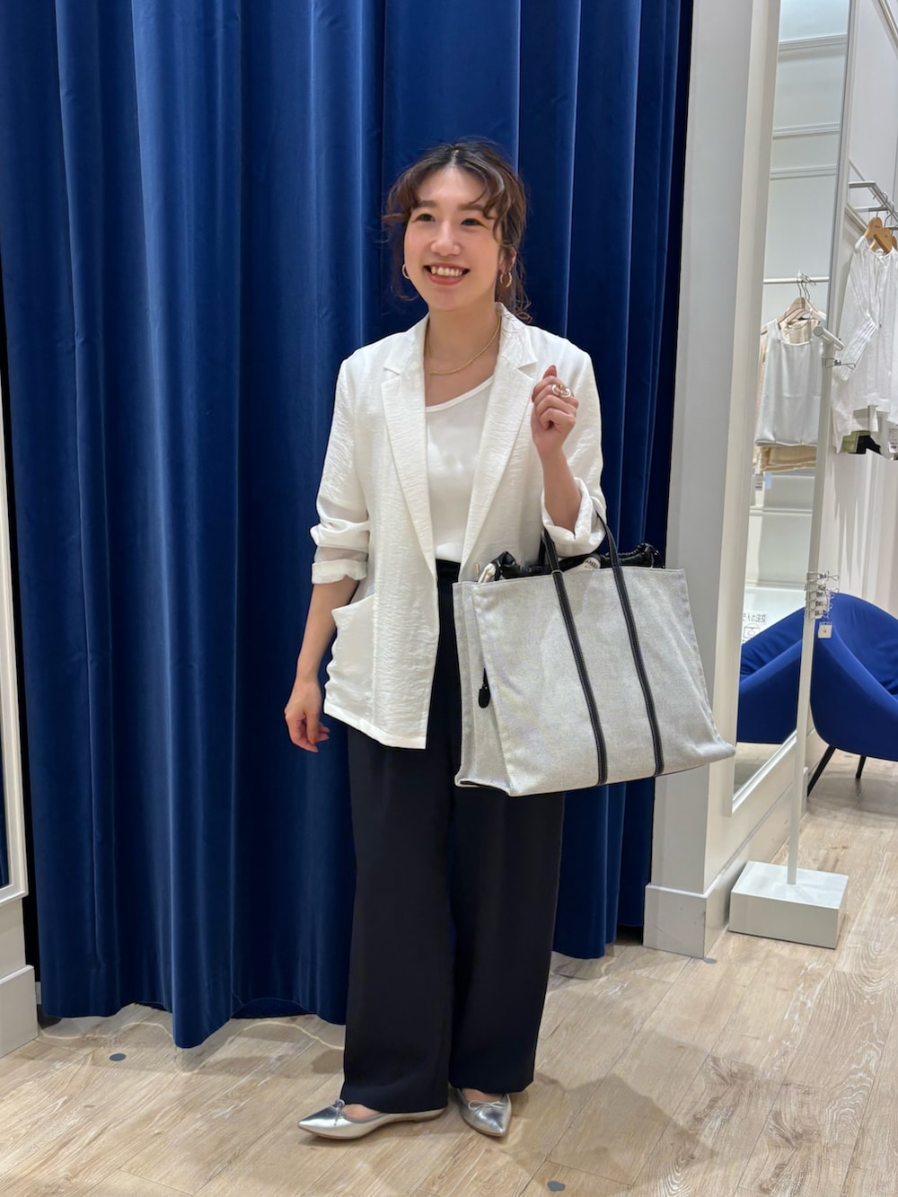 「ジャケット、ジャケットスタイル、シアージャケット、パンツスタイル、ワイドパンツ、イージーパンツ、シンプルコーデ、キレイめ、きれいめカジュアル、オフィスカジュアル、大人コーデ、大人女子、モノトーン、春夏コーデ、お出かけコーデ」|「NOLLEY’S Sophiのウォッシャブルシアーシルクライトジャケット(テーラードジャケット、ホワイト系)」を使った、nol komatsubaraさん(レディース・159cm)の春コーディネートの2枚目の写真