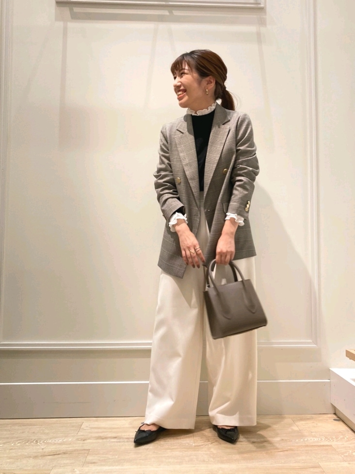 「オトナ女子、秋コーデ、シンプルスタイル、ジャケット、ジャケットスタイル、チェック、パンツスタイル、フリル、フリルトップス、キレイめ、オフィスカジュアル、オンオフ兼用、白パンツ、ワイドパンツ、ポインテッドトゥ」｜「NOLLEY’Sのポインテッドトゥバレエシューズ（パンプス、ブラック系）」を使った、nol  komatsubaraさん（レディース・159cm）の秋コーディネートの2枚目の写真