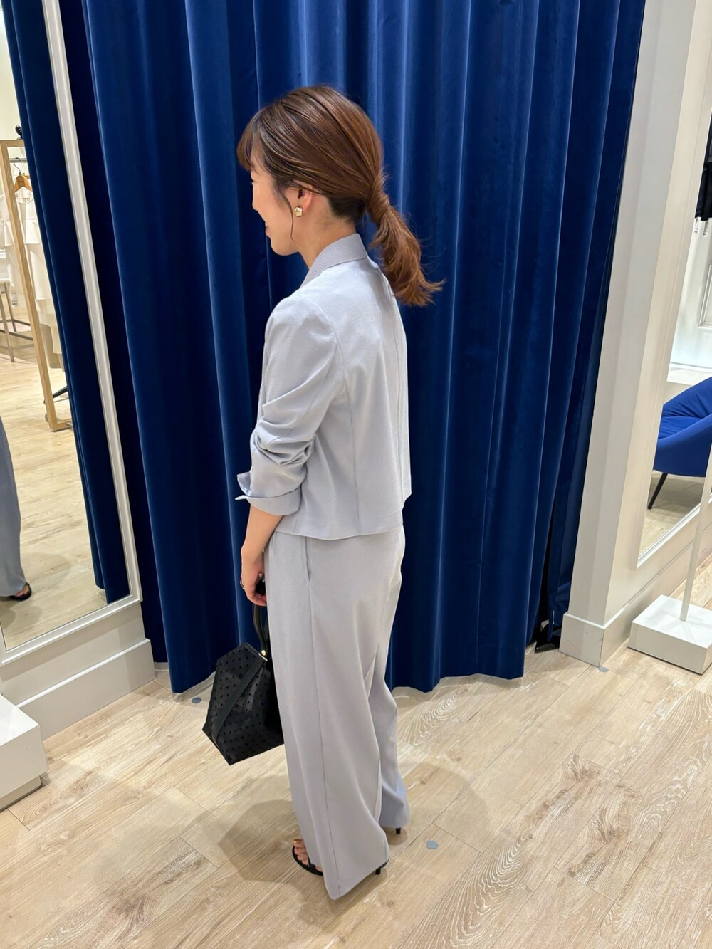 ブルー系のTシャツ/カットソー、ブルー系のテーラードジャケット、ブルー系のその他パンツを着用したレディースの春コーディネートの6枚目の写真