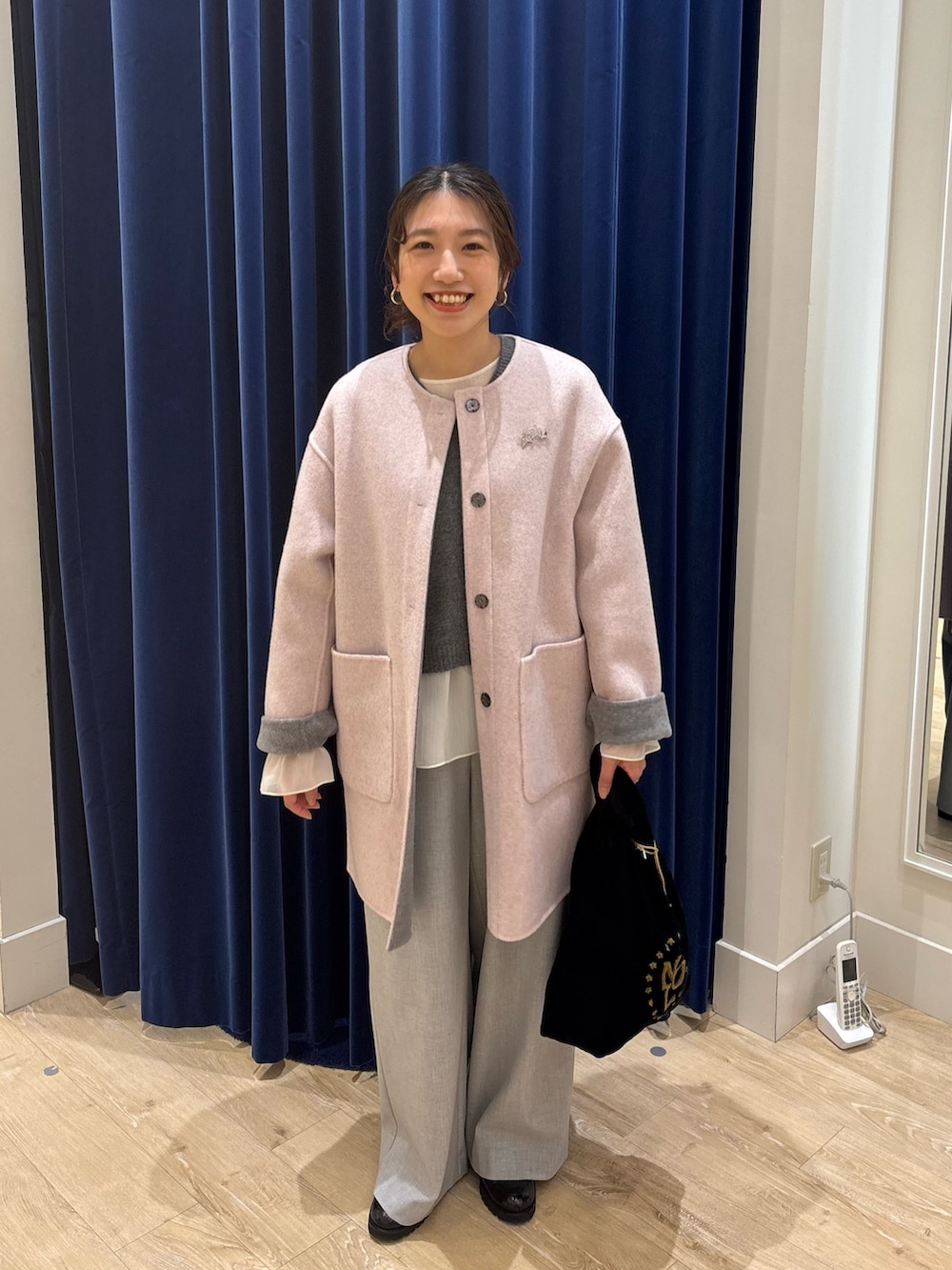 グレー系のノーカラーコート、グレー系のニット/セーター、グレー系のその他パンツを着用したレディースの秋コーディネートの4枚目の写真