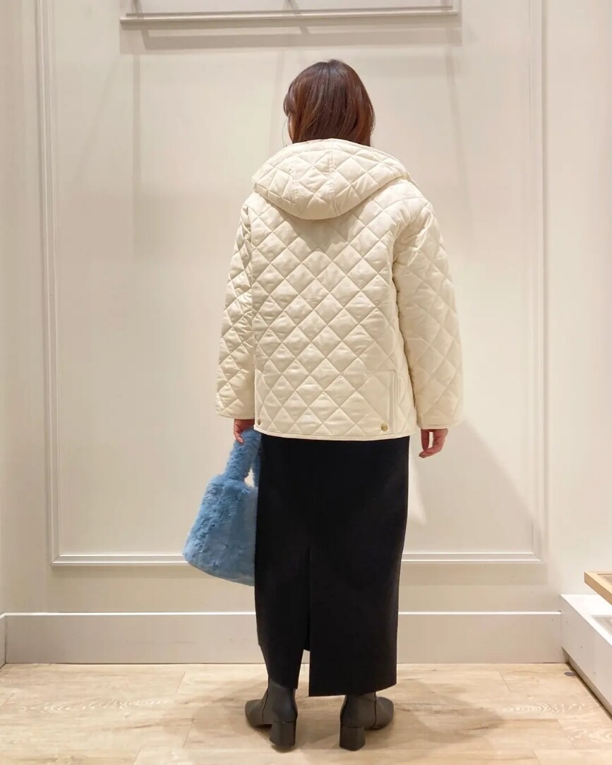 「アウター、ニット、ニットコーデ、スカート、タイトスカート、スカートスタイル、ブーツ、Traditional Weatherwear、キルティングジャケット、休日スタイル、きれいめカジュアル、お出かけコーデ、シンプルコーデ、ブーツスタイル、カラーニット」｜「NOLLEY’SのMUSICハイネックプルオーバーニット（ニット/セーター、イエロー系）」を使った、nol  komatsubaraさん（レディース・159cm）の秋コーディネートの2枚目の写真
