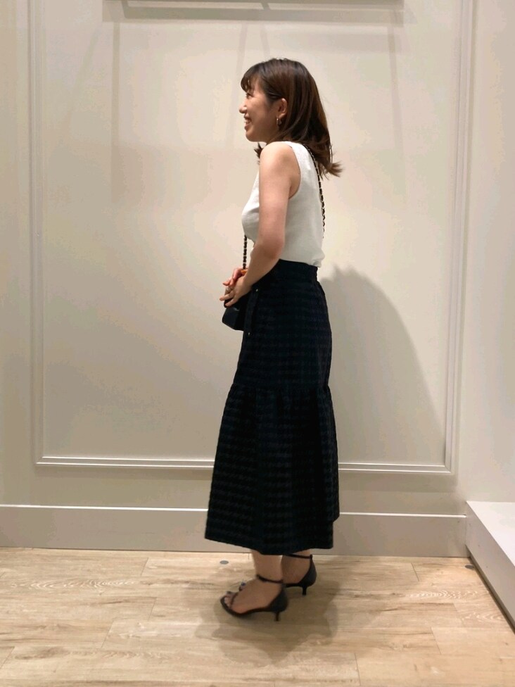 「お出かけコーデ、休日スタイル、オトナ女子、大人かわいい、シンプルスタイル、秋服、スカート、ジャガード、チドリ柄、ラメ、クラシカル、サンダル、チェーンバッグ、モノトーン、キレイめ」｜「NOLLEY’Sの《手洗い可能》ラメ総針ノースリーブプルオーバーニット（ニット/セーター、シルバー系）」を使った、nol  komatsubaraさん（レディース・159cm）の夏コーディネートの5枚目の写真