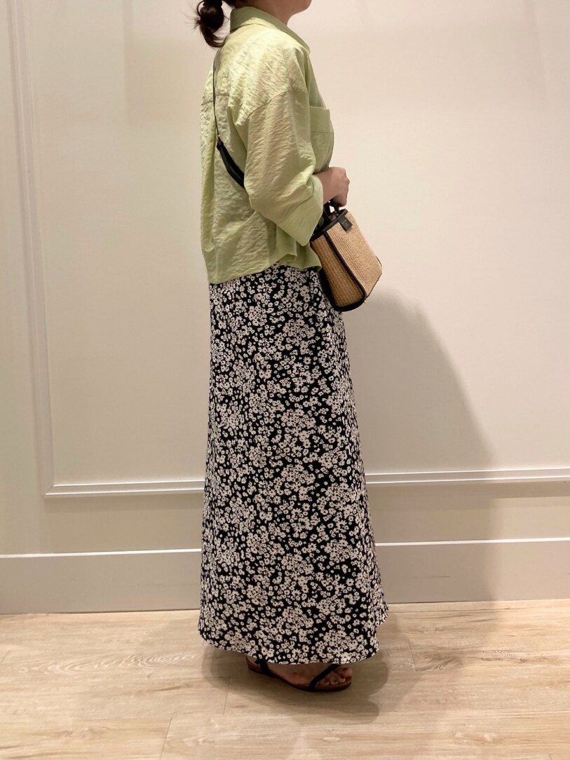 ブラック系のワンピース、ホワイト系のTシャツ/カットソー、ブラック系のトートバッグを着用したレディースの夏コーディネートの3枚目の写真