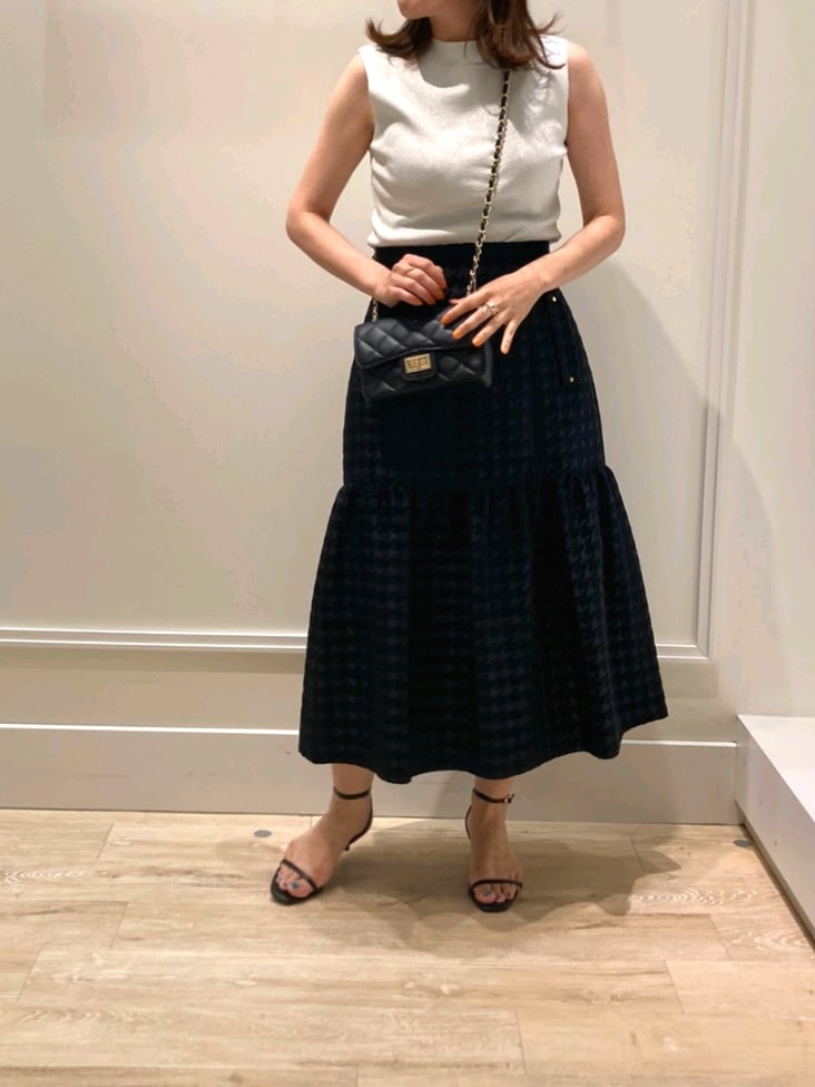 「お出かけコーデ、休日スタイル、オトナ女子、大人かわいい、シンプルスタイル、秋服、スカート、ジャガード、チドリ柄、ラメ、クラシカル、サンダル、チェーンバッグ、モノトーン、キレイめ」｜「NOLLEY’Sの《手洗い可能》ラメ総針ノースリーブプルオーバーニット（ニット/セーター、シルバー系）」を使った、nol  komatsubaraさん（レディース・159cm）の夏コーディネートの2枚目の写真