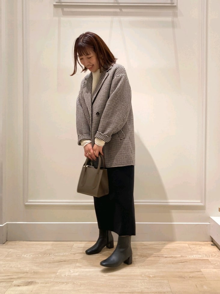 「オトナカジュアル、シンプル、休日スタイル、オトナ女子、ブーツスタイル、コート、チェスターコート、ショートブーツ、スカート、タイトスカート、ケーブルニット、チドリ柄、柄コート、スカートスタイル、アウターコーデ」|「NOLLEY’Sのチェスターコート(チェスターコート、ベージュ系)」を使った、nol komatsubaraさん(レディース・159cm)の秋コーディネートの3枚目の写真