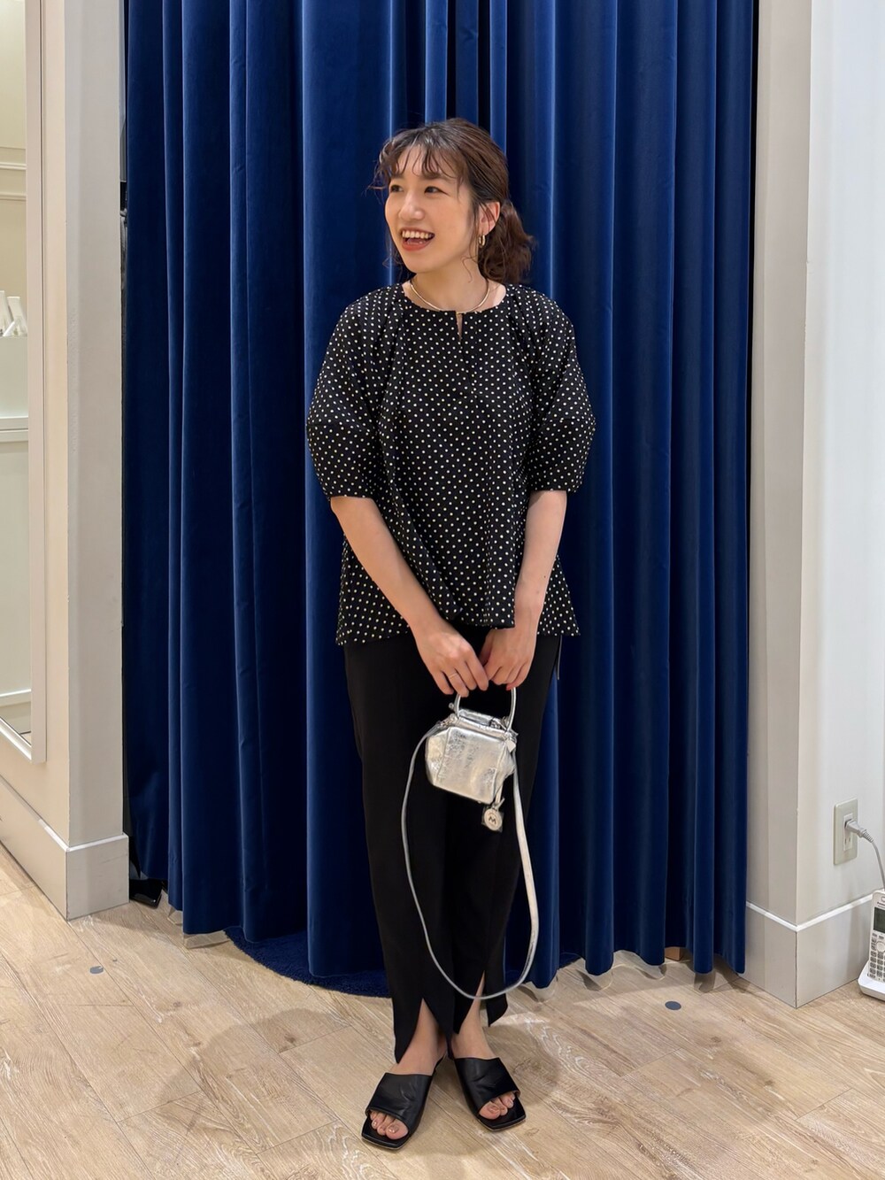 「ブラウス、ブラウスコーデ、ドット、袖ボリューム、パンツ、パンツスタイル、スリットパンツ、シンプルコーデ、ワントーンコーデ、キレイめ、オンオフ兼用、大人女子、大人かわいい」｜「NOLLEY’Sの◇【WEB限定】サッカードット5分袖タックブラウス（シャツ/ブラウス、ブラック系）」を使った、nol  komatsubaraさん（レディース・159cm）の春コーディネートの4枚目の写真