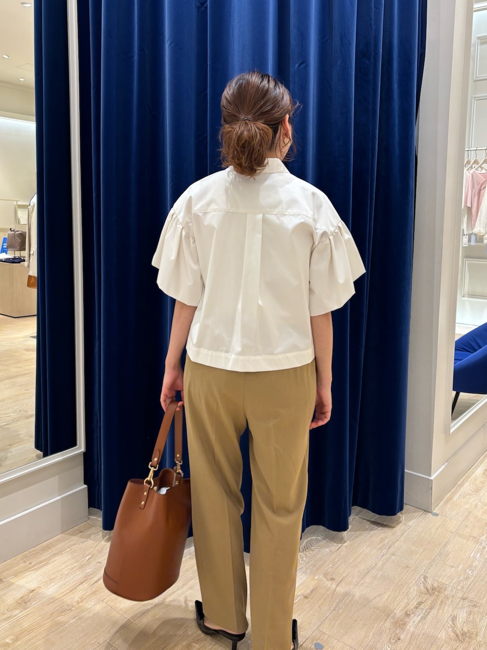 「シャツスタイル、シャツ、袖フリル、パンツスタイル、ワイドパンツ、シンプルコーデ、キレイめ、オフィスカジュアル、オンオフ兼用、大人女子、大人かわいい、初夏コーデ、お出かけコーデ」｜「GIANNI NOTAROの【GIANNI NOTARO/ジャンニノターロ】ワンハンドルパネルバッグ（ショルダーバッグ、ブラウン系）」を使った、nol  komatsubaraさん（レディース・159cm）の春コーディネートの5枚目の写真