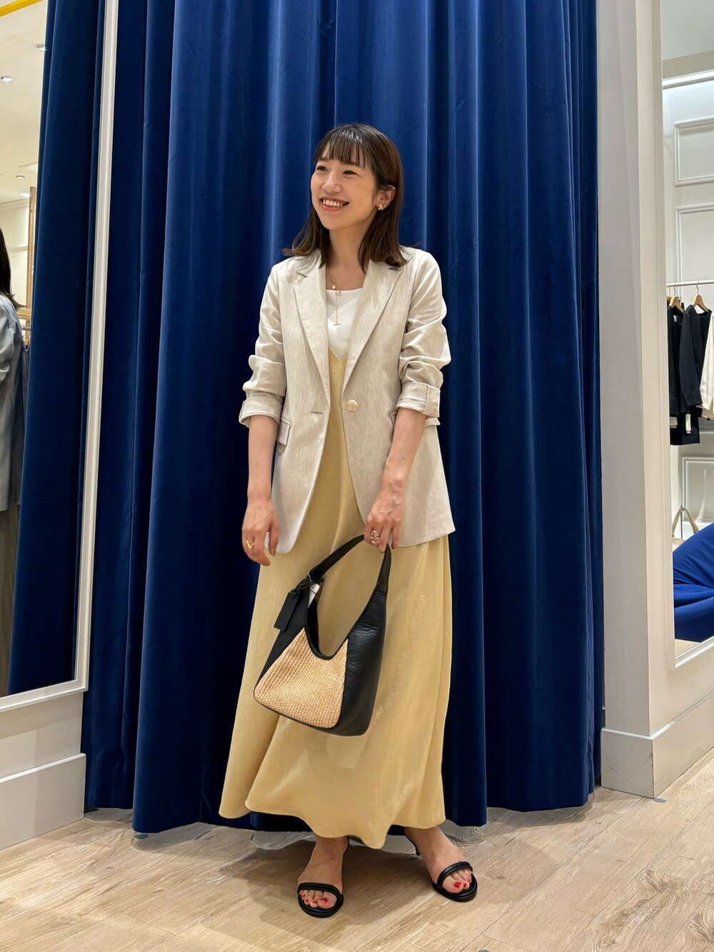 「ワンピース、キャミワンピ、ジャケット、ジャケット×ワンピース、休日スタイル、ラクチンコーデ、お出かけコーデ、きれいめカジュアル、オトナカジュアル、オトナ女子、サンダル、かごバッグ、夏コーデ、麻混、シンプル」|「NOLLEY’Sのウォッシャブルサテンキャミワンピース(ワンピース、イエロー系)」を使った、nol komatsubaraさん(レディース・159cm)の春コーディネートの4枚目の写真
