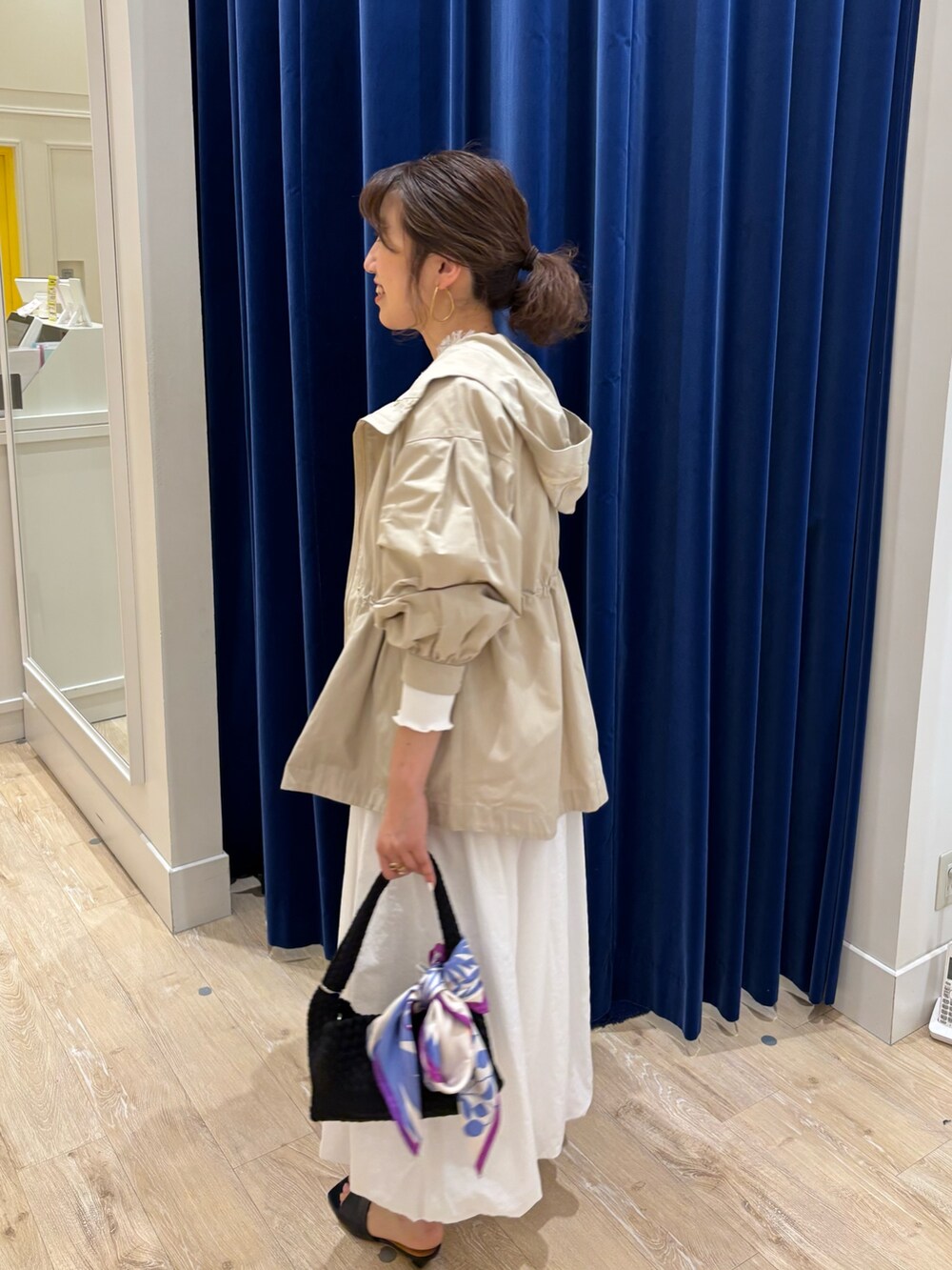 「春コーデ、春アウター、ワントーンコーデ、スカートスタイル、白、フードコート、シンプルコーデ、お出かけコーデ、休日スタイル、大人カジュアル、大人かわいい、大人女子、きれいめカジュアル、フリンジ」｜「NOLLEY’Sの【grace grace/グラスグラス】【WEB STAFF恵☆別注アイテム】プレーンチョーカー（チョーカー、ゴールド系）」を使った、nol  komatsubaraさん（レディース・159cm）の春コーディネートの4枚目の写真