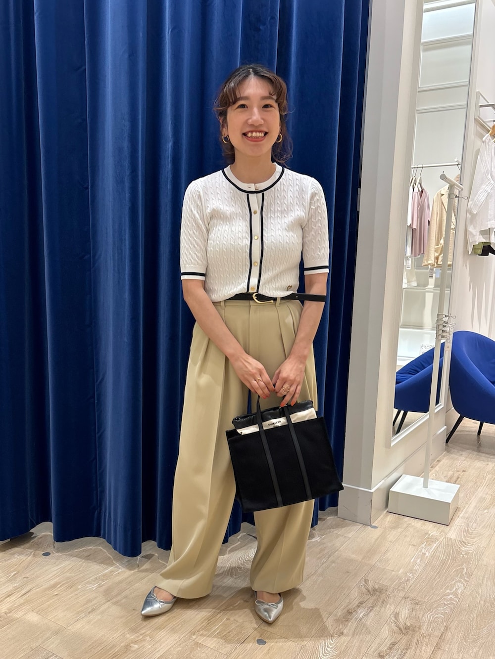 「パンツスタイル、ワイドパンツ、ニット、カーディガン、ケーブルニット、シンプルコーデ、キレイめ、きれいめカジュアル、大人カジュアル、大人コーデ、大人女子、お出かけコーデ、オンオフ兼用」｜「NOLLEY’Sの配色ケーブル半袖カーディガン（カーディガン/ボレロ、ホワイト系）」を使った、nol  komatsubaraさん（レディース・159cm）の春コーディネートの2枚目の写真