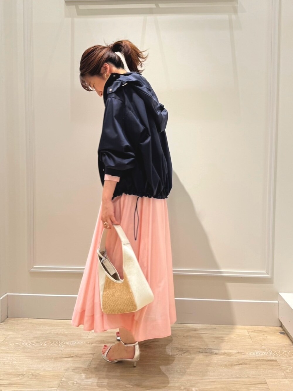 「シンプル、休日スタイル、シャツスタイル、スカート、シアーシャツ、セットアップ、マウンテンパーカー、ピンク、春コーデ、サンダル、オトナ女子、オトナカジュアル、お出かけコーデ、春アウター、オンオフ兼用」|「NOLLEY’S Sophiの《セットアップ対応》シアーローン2WAYシャツ(シャツ/ブラウス、ピンク系)」を使った、nol komatsubaraさん(レディース・159cm)の春コーディネートの5枚目の写真
