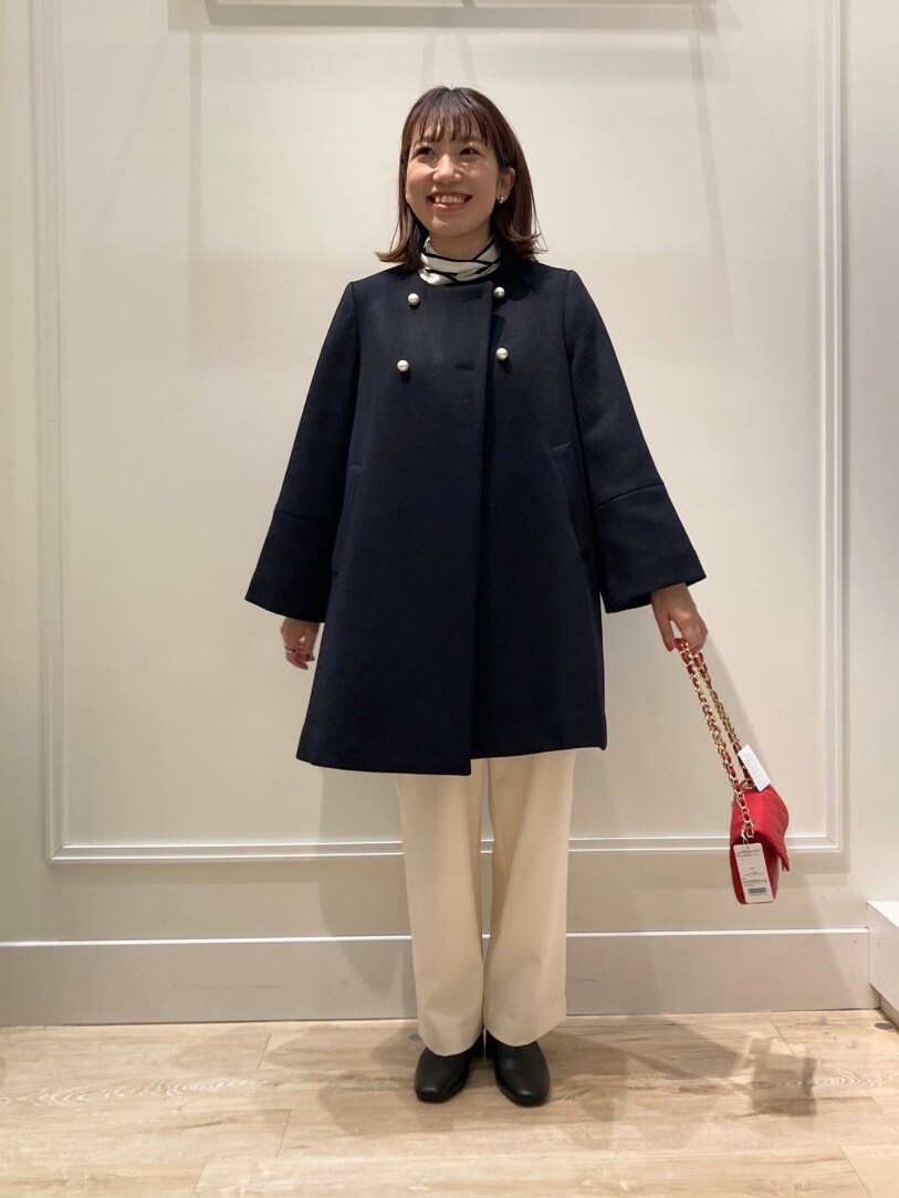 「シンプルコーデ、キレイめ、お出かけコーデ、休日スタイル、パンツスタイル、コート、ロングコート、白パンツ、ワイドパンツ、パール、ボーダー、ノーカラーコート、大人コーデ、チェーンバッグ、カラーバッグ」｜「NOLLEY’Sのカシミヤ混ノーカラーチェンジ釦コート（その他アウター、ブルー系）」を使った、nol  komatsubaraさん（レディース・159cm）の秋コーディネートの2枚目の写真