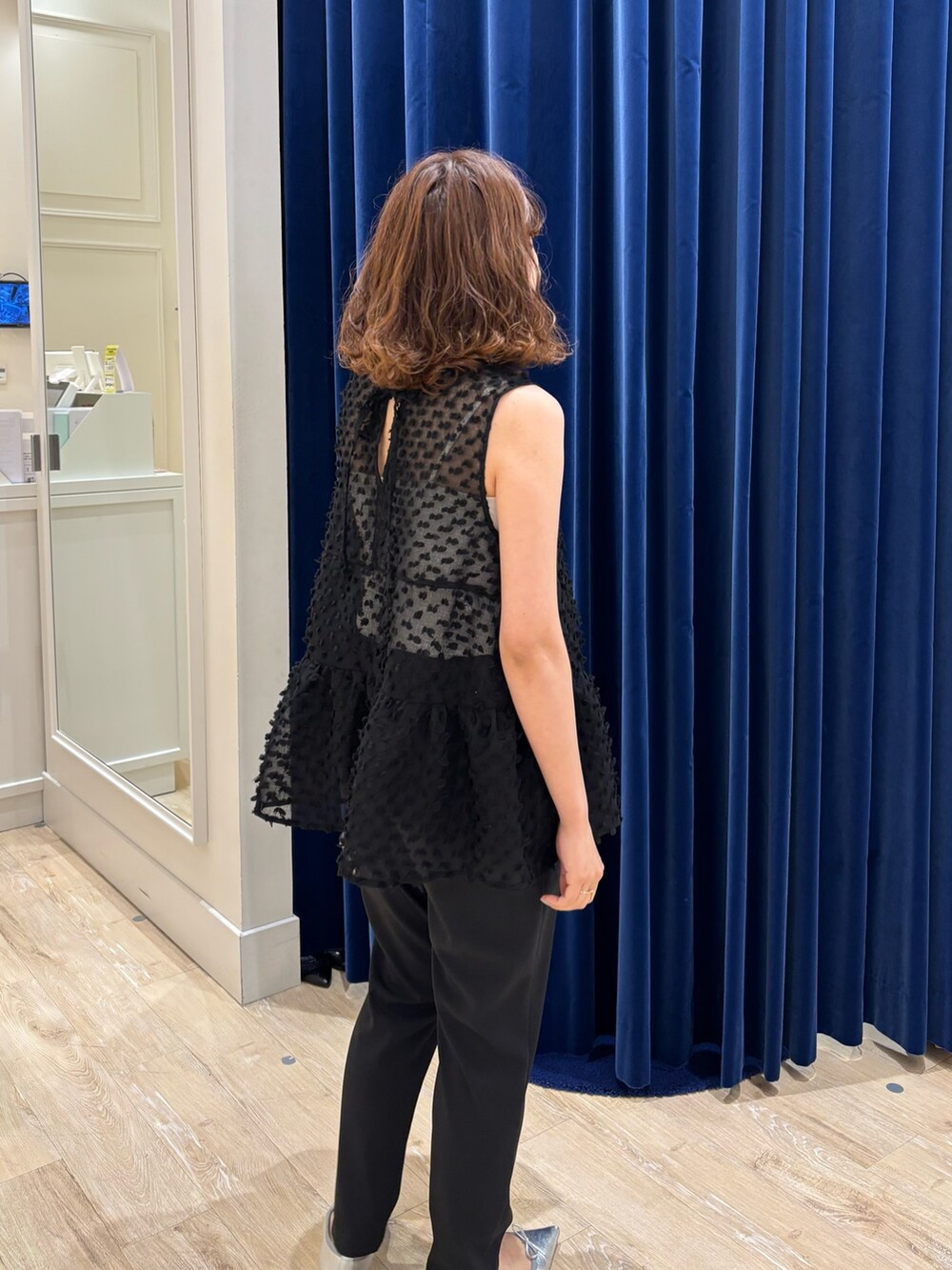 「ブラウス、ブラウス×パンツ、ノースリーブ、テーパードパンツ、パンツスタイル、オールブラック、ワントーンコーデ、シンプルコーデ、シアートップス、キレイめ、オトナ女子、大人かわいい、お出かけコーデ、夏コーデ」｜「NOLLEY’S Sophiの【PR阿部☆別注】ドットポンポン2WAYノースリーブブラウス（シャツ/ブラウス、ブラック系）」を使った、nol  komatsubaraさん（レディース・159cm）の夏コーディネートの5枚目の写真