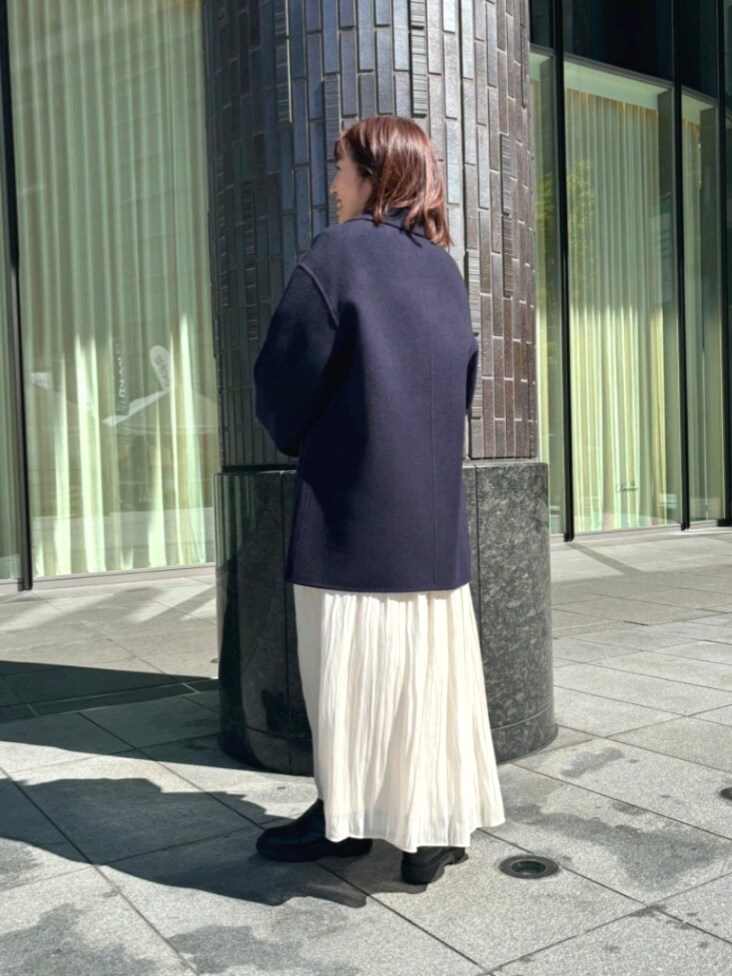 「シンプルコーデ、お出かけコーデ、ラクチンコーデ、大人女子、ロングスカート、スカート、ニット、ボーダー、ハイネック、ストール、きれいめカジュアル、甘めカジュアルコーデ、アウター、チェスターコート、ミドル丈コート」｜「NOLLEY’Sのブライト割繊プリーツスカート（スカート、ホワイト系）」を使った、nol  komatsubaraさん（レディース・159cm）の秋コーディネートの4枚目の写真