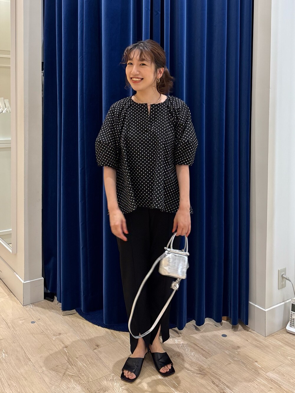 「ブラウス、ブラウスコーデ、ドット、袖ボリューム、パンツ、パンツスタイル、スリットパンツ、シンプルコーデ、ワントーンコーデ、キレイめ、オンオフ兼用、大人女子、大人かわいい」｜「NOLLEY’Sの◇【WEB限定】サッカードット5分袖タックブラウス（シャツ/ブラウス、ブラック系）」を使った、nol  komatsubaraさん（レディース・159cm）の春コーディネートの3枚目の写真