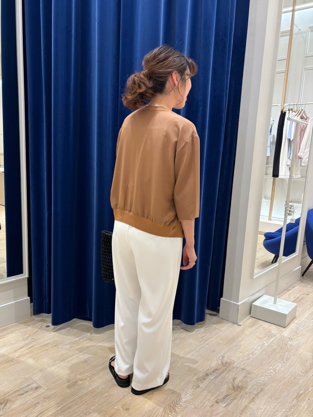 「カーディガン、カーディガンコーデ、パンツスタイル、ワイドパンツ、シフォン、白パンツ、キレイめ、きれいめカジュアル、シンプルコーデ、大人カジュアル、大人コーデ、大人女子、お出かけコーデ、休日スタイル、オンオフ兼用」｜「NOLLEY’Sの《セットアップ対応》ウォッシャブルツイルイージーパンツ（その他パンツ、ホワイト系）」を使った、nol  komatsubaraさん（レディース・159cm）の春コーディネートの7枚目の写真