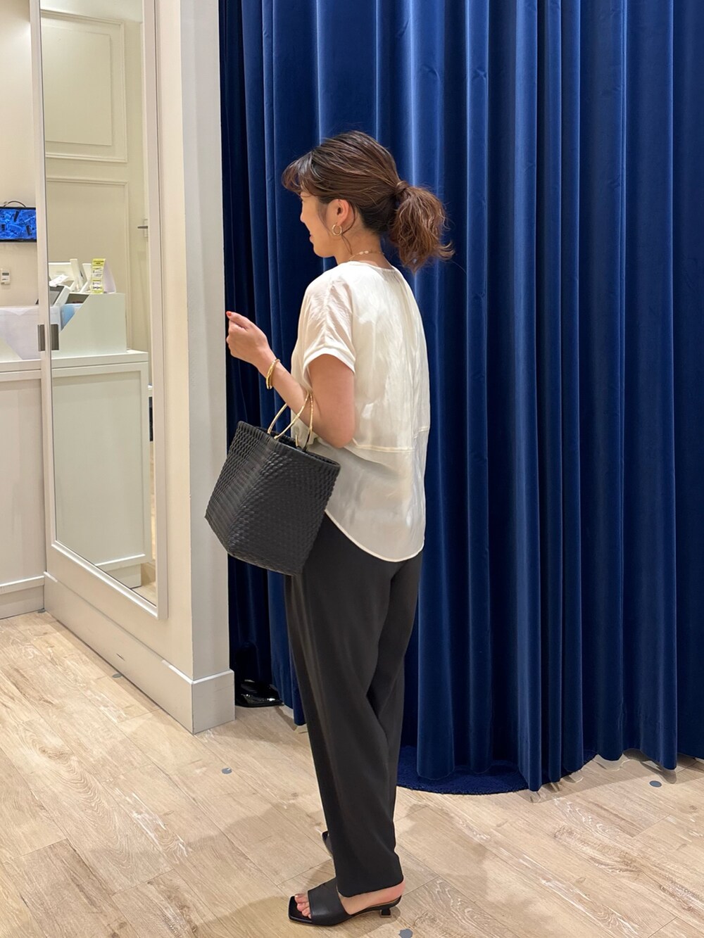 「ブラウス、シアートップス、パンツスタイル、パンツ、バレルパンツ、きれいめカジュアル、大人コーデ、大人カジュアル、大人女子、シンプルコーデ、ラクチンコーデ、お出かけコーデ」｜「NOLLEY’Sの【松葉☆別注アイテム】《セットアップ対応》エアリージョーゼットイージーバレルパンツ（その他パンツ、グレー系）」を使った、nol  komatsubaraさん（レディース・159cm）の春コーディネートの4枚目の写真