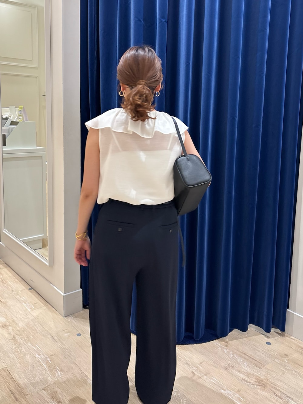 「ブラウス、フリルトップス、パンツスタイル、ワイドパンツ、シンプルコーデ、夏コーデ、きれいめカジュアル、キレイめ、オトナ女子、オトナカワイイ、お出かけコーデ、オンオフ兼用」｜「NOLLEY’S Sophiのシアーラッフルノースリーブブラウス（シャツ/ブラウス、ホワイト系）」を使った、nol  komatsubaraさん（レディース・159cm）の夏コーディネートの6枚目の写真