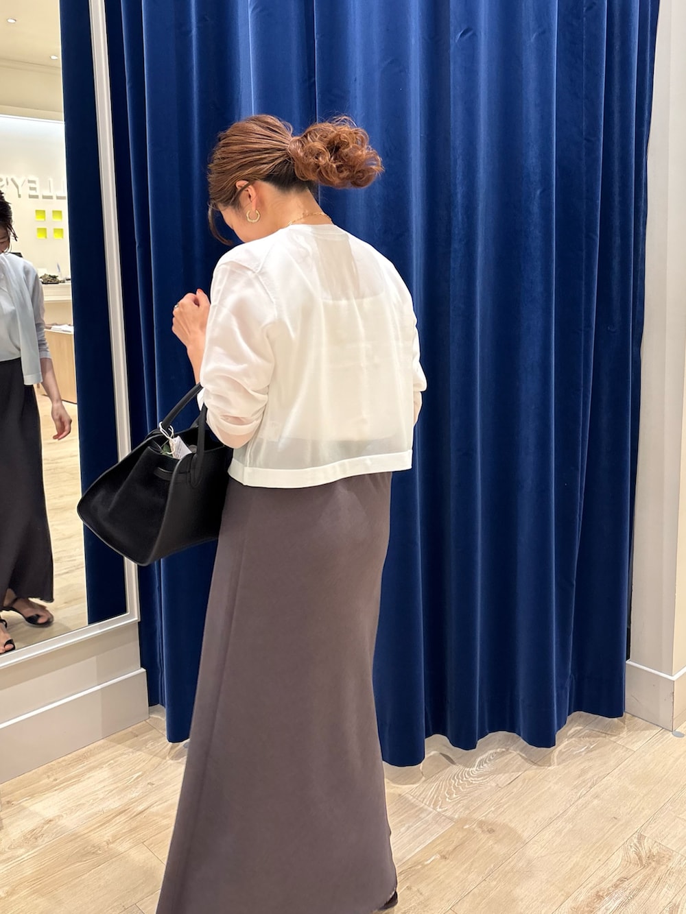 「ニット、アンサンブル、ラメ、シアー、スカートスタイル、スカート、シンプルコーデ、キレイめ、大人コーデ、オトナ女子、お出かけコーデ、休日スタイル、オンオフ兼用」|「NOLLEY’Sのウォッシャブル綿麻スラブナロースカート(スカート、グレー系)」を使った、nol komatsubaraさん(レディース・159cm)の夏コーディネートの6枚目の写真