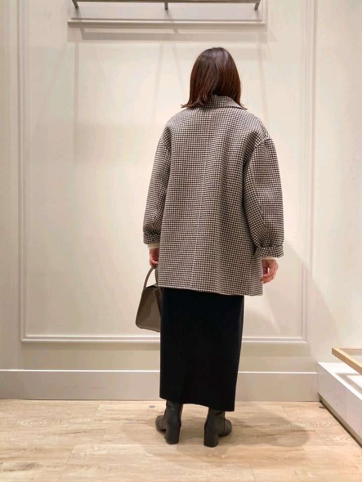 「オトナカジュアル、シンプル、休日スタイル、オトナ女子、ブーツスタイル、コート、チェスターコート、ショートブーツ、スカート、タイトスカート、ケーブルニット、チドリ柄、柄コート、スカートスタイル、アウターコーデ」|「NOLLEY’Sのチェスターコート(チェスターコート、ベージュ系)」を使った、nol komatsubaraさん(レディース・159cm)の秋コーディネートの5枚目の写真