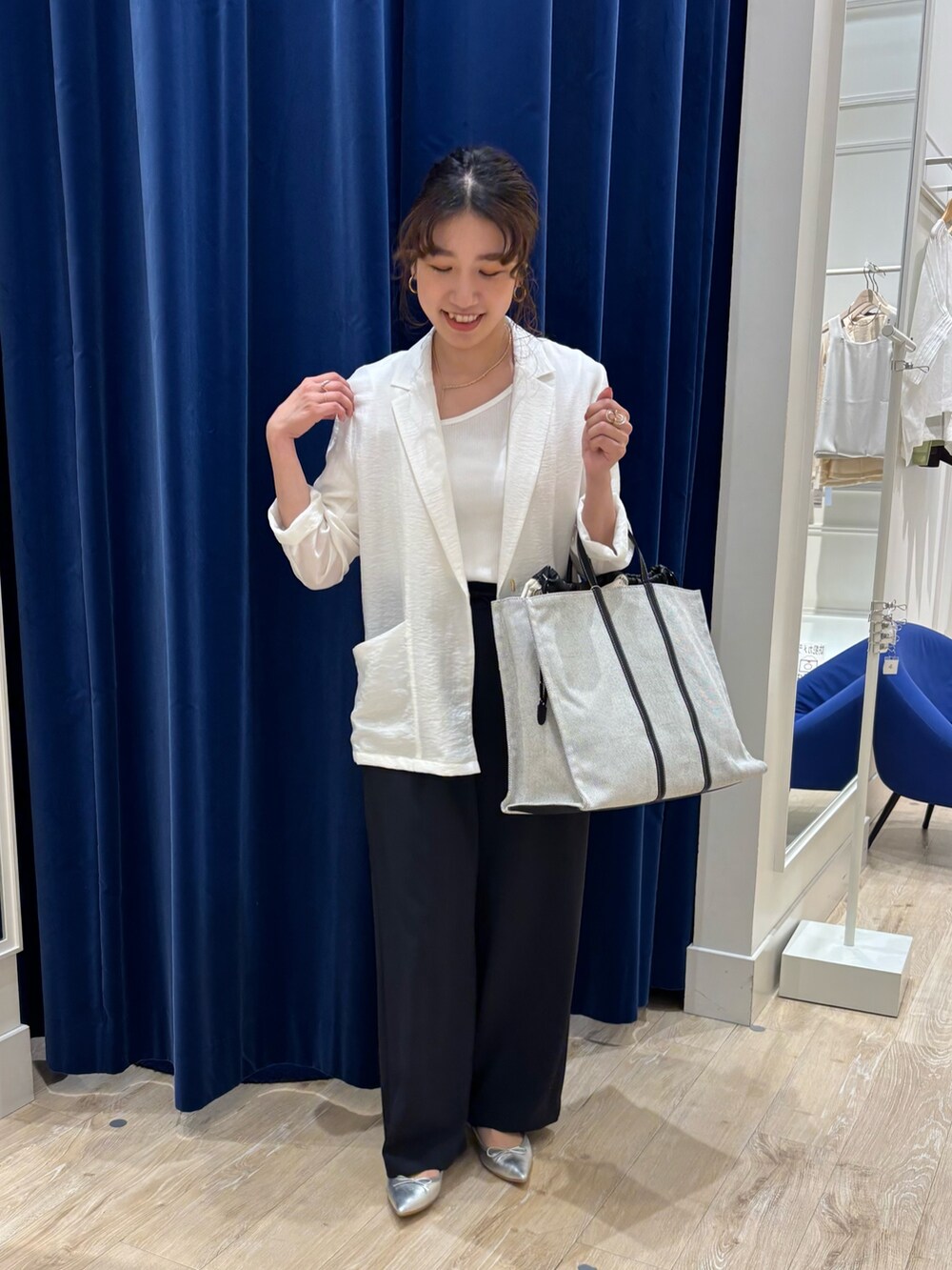 「ジャケット、ジャケットスタイル、シアージャケット、パンツスタイル、ワイドパンツ、イージーパンツ、シンプルコーデ、キレイめ、きれいめカジュアル、オフィスカジュアル、大人コーデ、大人女子、モノトーン、春夏コーデ、お出かけコーデ」|「NOLLEY’S Sophiのウォッシャブルシアーシルクライトジャケット(テーラードジャケット、ホワイト系)」を使った、nol komatsubaraさん(レディース・159cm)の春コーディネートの4枚目の写真