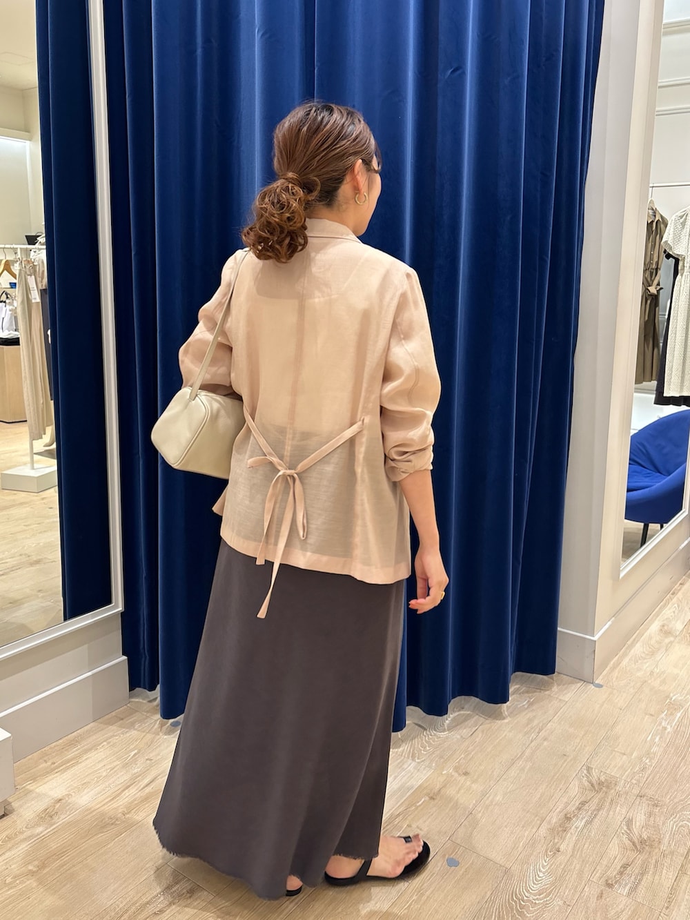 「ジャケット、ジャケットスタイル、シアー、スカート、スカートスタイル、ナロースカート、シンプルコーデ、キレイめ、オトナ女子、大人コーデ、夏コーデ」｜「NOLLEY’Sのウォッシャブル綿麻スラブナロースカート（スカート、グレー系）」を使った、nol  komatsubaraさん（レディース・159cm）の夏コーディネートの4枚目の写真