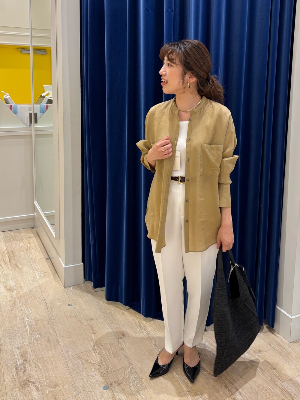 「シャツ、シャツスタイル、パンツスタイル、テーパードパンツ、シンプルコーデ、羽織り、ラミー、白パンツ、大人カジュアル、大人コーデ、大人女子、きれいめカジュアル、お出かけコーデ、休日スタイル、オンオフ兼用」|「NOLLEY’Sのウォッシャブル防しわスパンツイルツータックテーパードパンツ(その他パンツ、ホワイト系)」を使った、nol komatsubaraさん(レディース・159cm)の春コーディネートの5枚目の写真