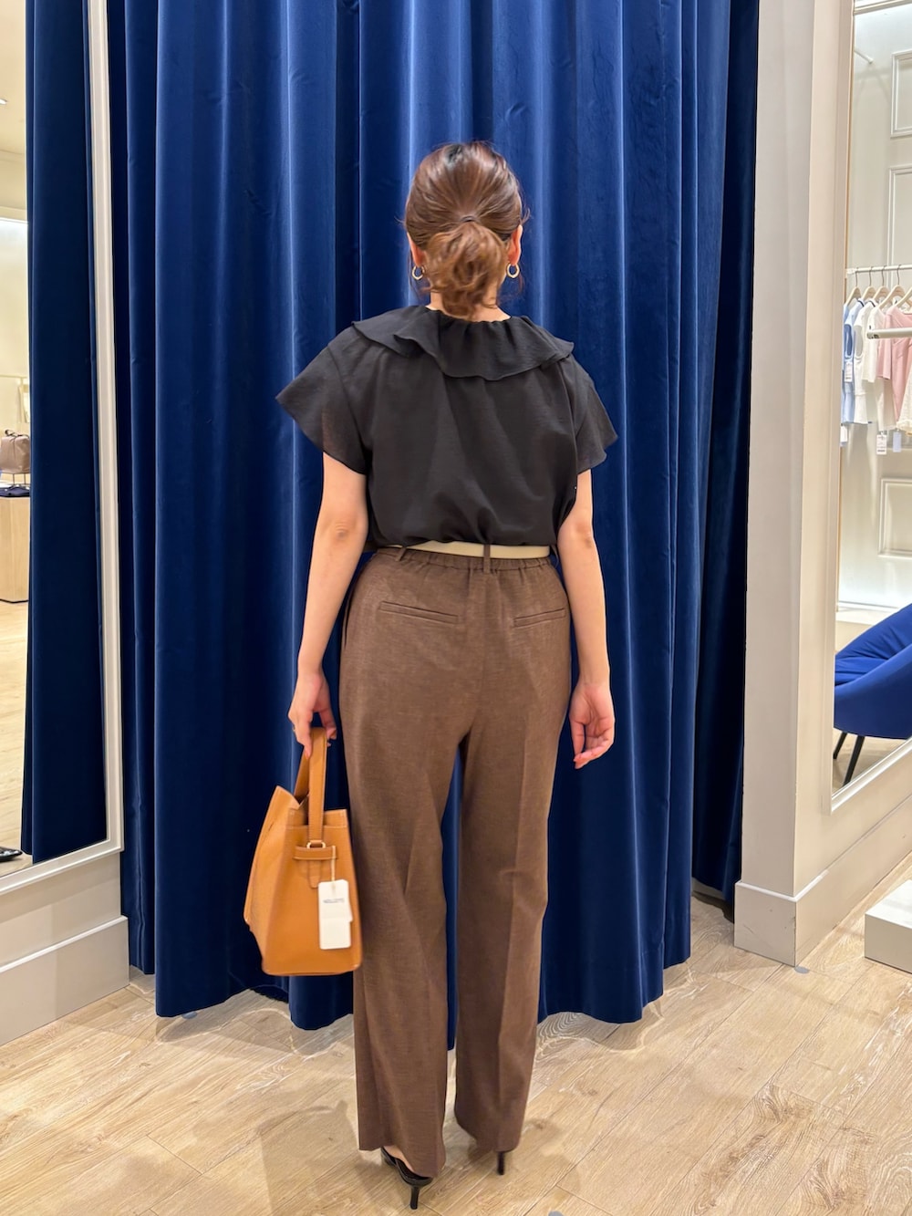 「ブラウス、ブラウスコーデ、パンツスタイル、ワイドパンツ、フリル、フリルブラウス、ブラウン、キレイめ、オフィスカジュアル、オフィススタイル、オンオフ兼用、シンプルコーデ、大人女子、大人かわいい」｜「NOLLEY’Sの《セットアップ対応》ウォッシャブルドライトロピカルセミワイド美脚パンツ（その他パンツ、ブラウン系）」を使った、nol  komatsubaraさん（レディース・159cm）の春コーディネートの6枚目の写真