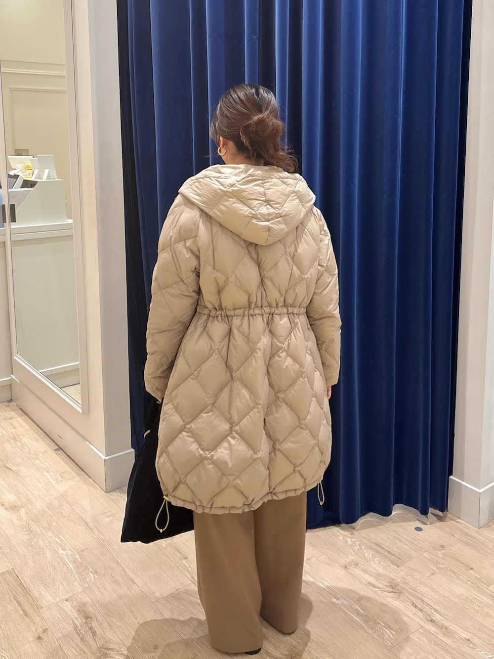 ピンク系のカーディガン/ボレロ、イエロー系のその他パンツ、ブラック系のトートバッグを着用したレディースの秋コーディネートの6枚目の写真