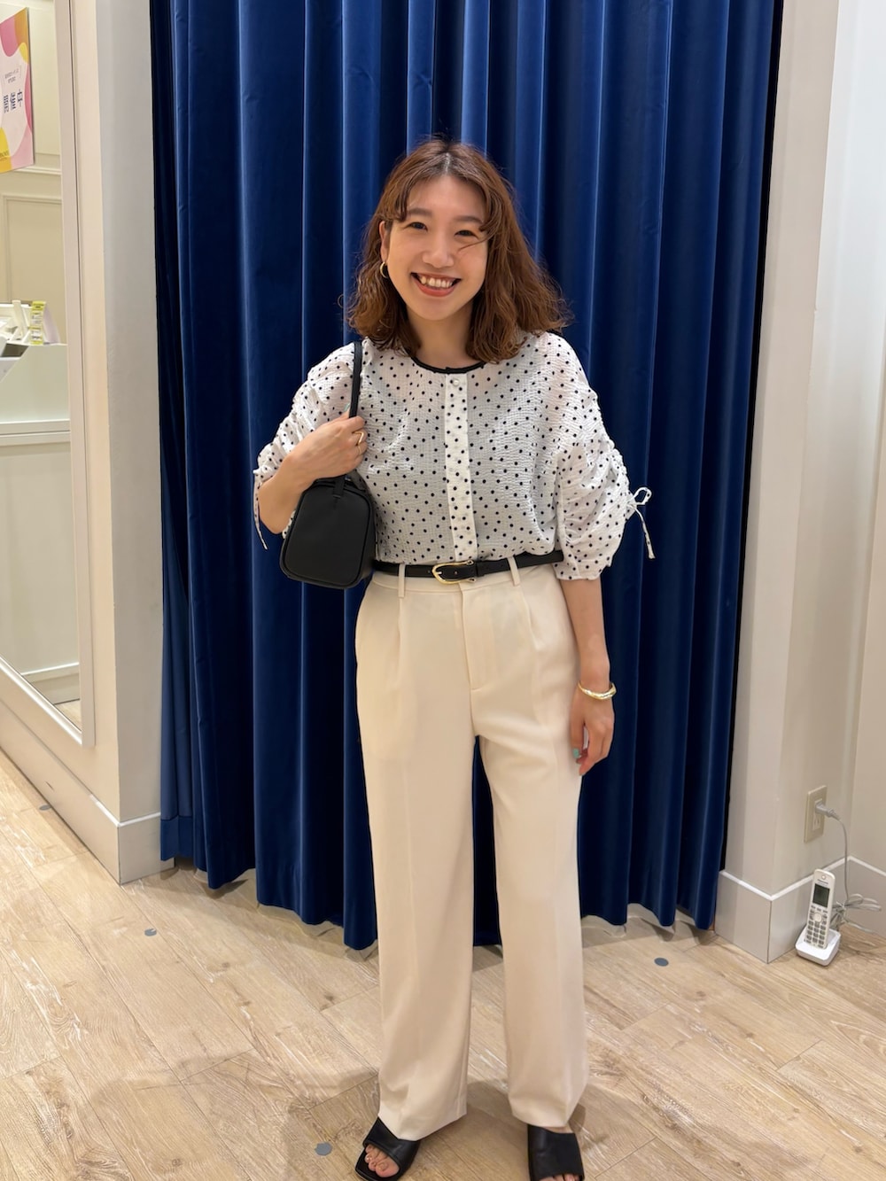 「ブラウス、ドット、パンツスタイル、ワイドパンツ、モノトーン、夏コーデ、オトナ女子、大人コーデ、大人かわいい、きれいめカジュアル、キレイめ、オンオフ兼用、白パンツ、シンプルスタイル」｜「NOLLEY’Sのポコポコサッカー2WAYブラウス（シャツ/ブラウス、ホワイト系）」を使った、nol  komatsubaraさん（レディース・159cm）の夏コーディネートの2枚目の写真