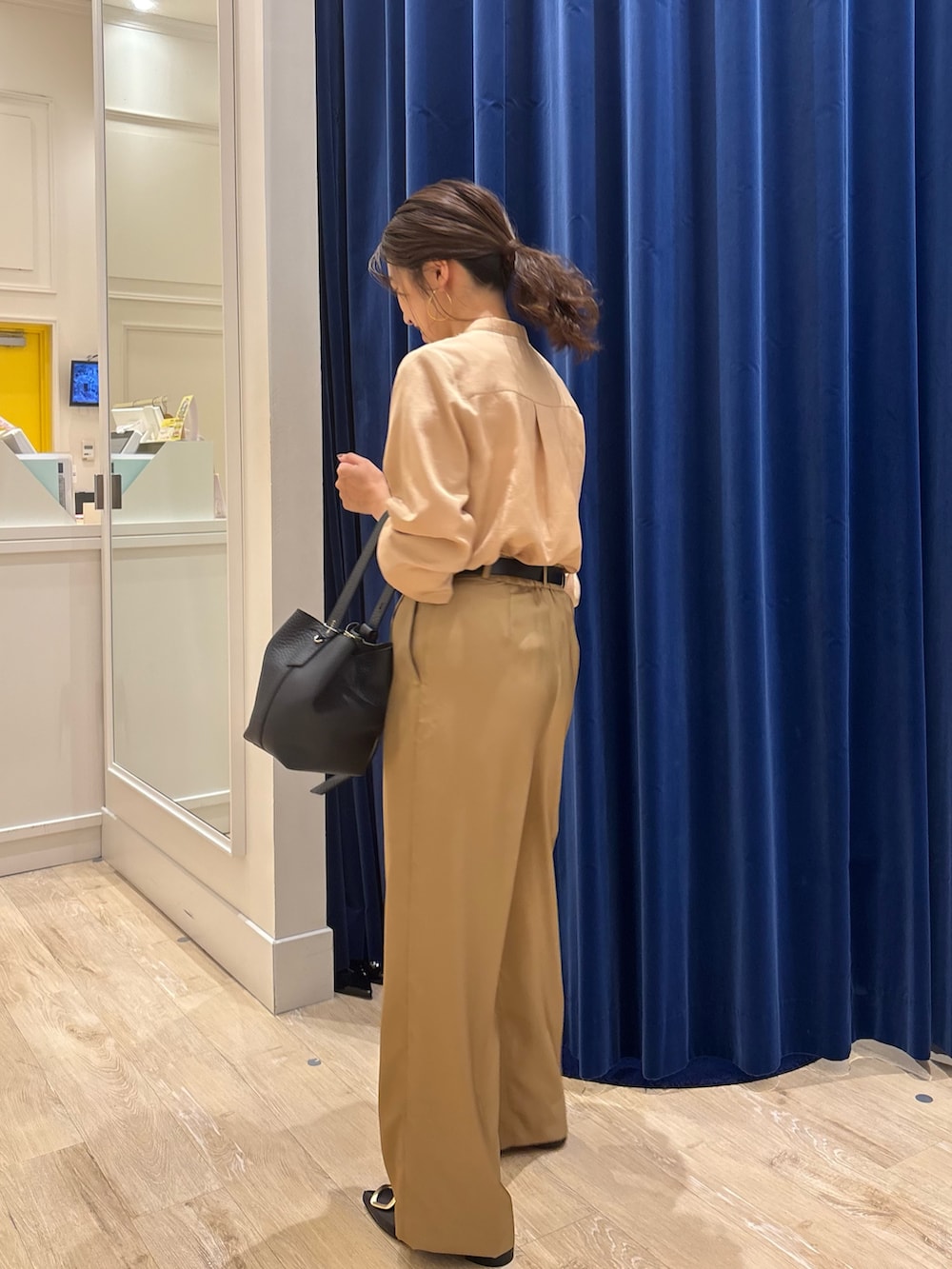 イエロー系のシャツ/ブラウス、イエロー系のその他パンツ、ブラック系のショルダーバッグを着用したレディースの秋コーディネートの5枚目の写真