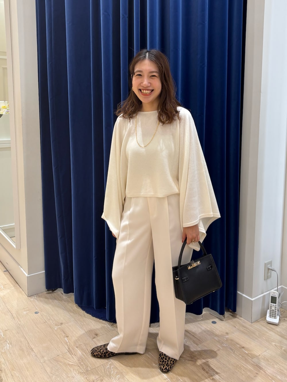 ホワイト系のその他パンツ、その他のパンプス、ブラック系のショルダーバッグを着用したレディースの秋コーディネートの5枚目の写真