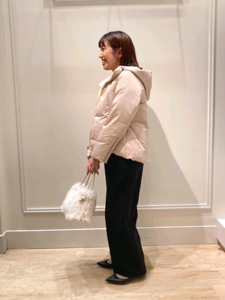 「シンプルスタイル、お出かけコーデ、大人女子、きれいめカジュアル、ダウン、パンツスタイル、ワイドパンツ、アウターコーデ、ショートコート、グレー×ピンク、バレエシューズ、薄手ニット、キャメル、黒パンツ、着回しコーデ」｜「NOLLEY’SのNOLLEY’Sダウン（ダウンジャケット/コート、ピンク系）」を使った、nol  komatsubaraさん（レディース・159cm）の秋コーディネートの5枚目の写真