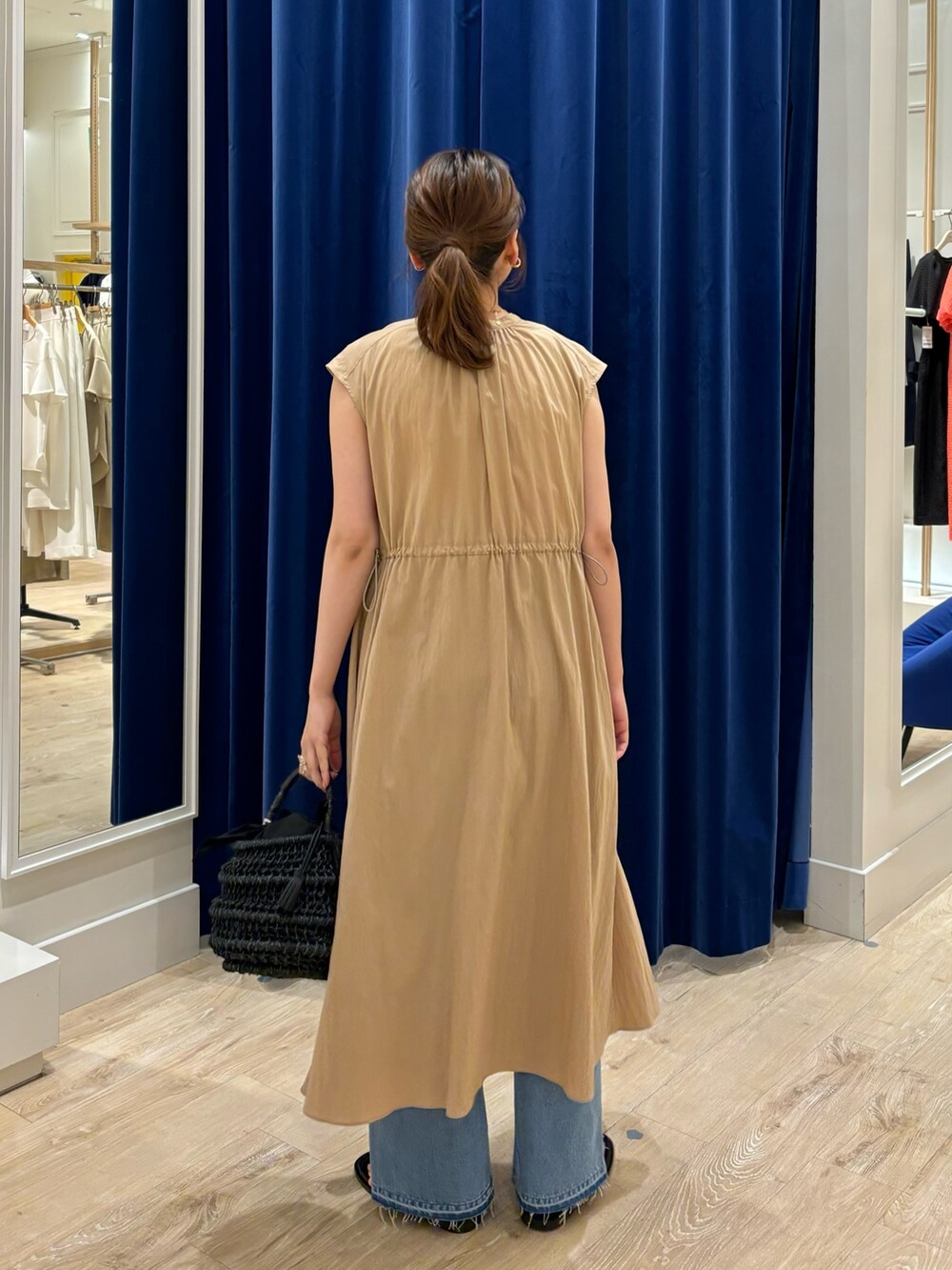 「ワントーンコーデ、ワンピース、デニム、パンツスタイル、お出かけコーデ、休日スタイル、きれいめカジュアル、オトナカジュアル、オトナ女子、サンダル、かごバッグ、ニットキャミソール、羽織りワンピース、シンプルコーデ、初夏コーデ」｜「NOLLEY’Sの総針オトナタンクトップ（タンクトップ、ホワイト系）」を使った、nol  komatsubaraさん（レディース・159cm）の春コーディネートの8枚目の写真