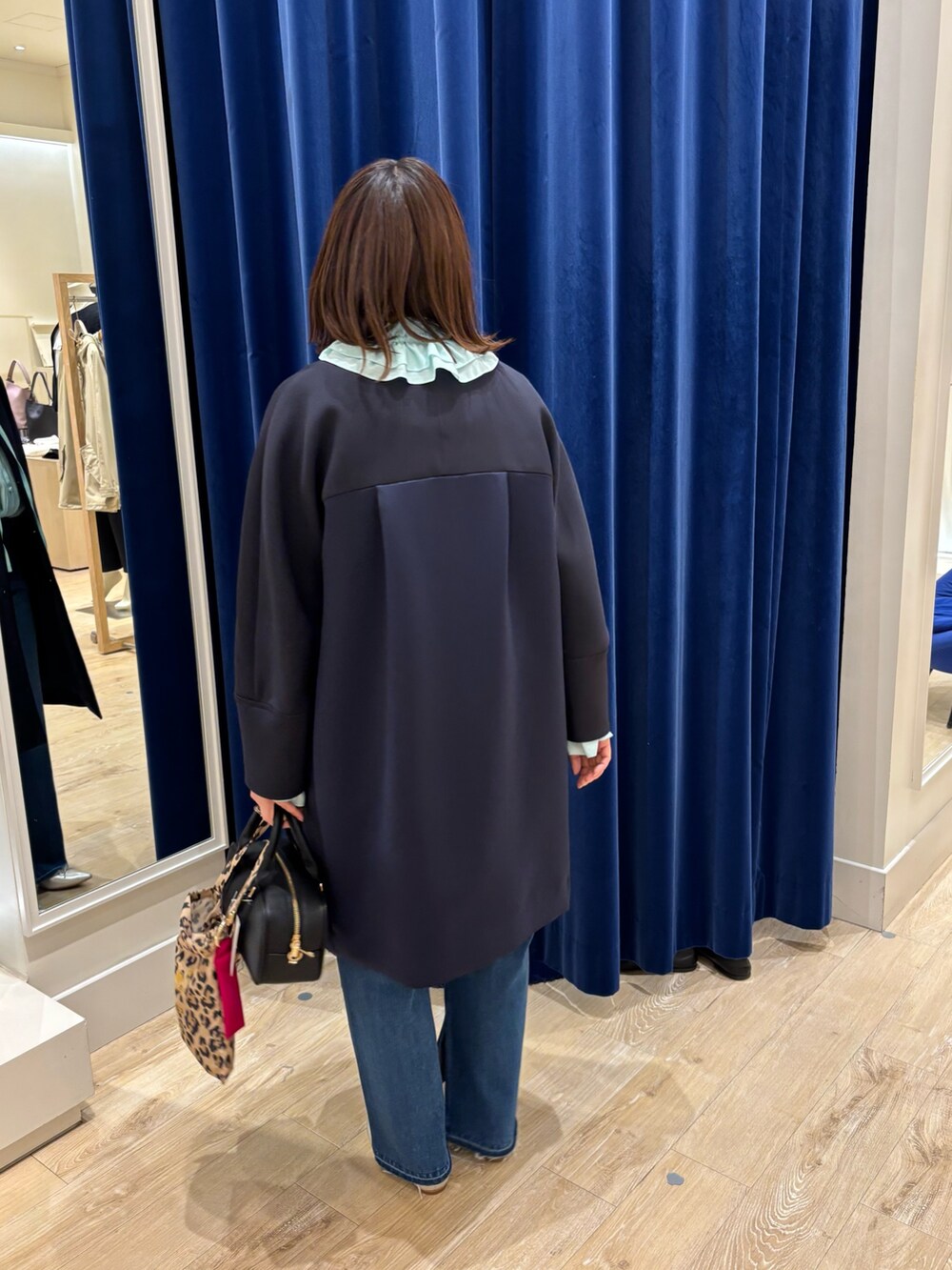 「春コーデ、春アウター、ブラウス、ブラウス×デニム、デニム、きれいめカジュアル、キレイめ、休日スタイル、お出かけコーデ、シンプルコーデ、大人女子、大人可愛い、フリル、春色」|「NOLLEY’Sのウォッシャブル軽量トリプルクロスサテン切替クルーネックコート(ダッフルコート、ブルー系)」を使った、nol komatsubaraさん(レディース・159cm)の冬コーディネートの7枚目の写真