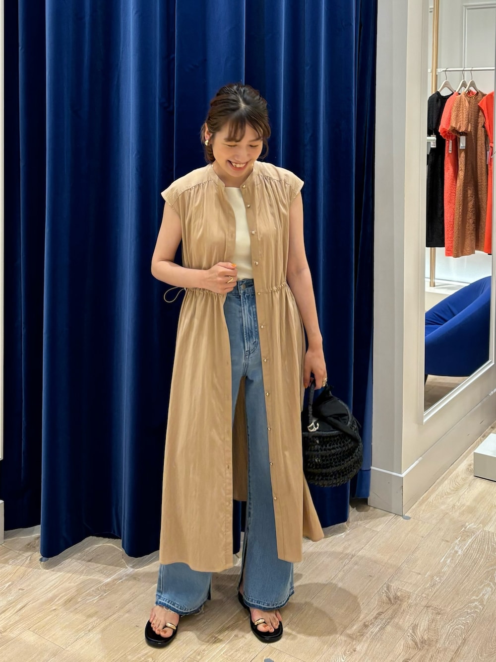 「ワントーンコーデ、ワンピース、デニム、パンツスタイル、お出かけコーデ、休日スタイル、きれいめカジュアル、オトナカジュアル、オトナ女子、サンダル、かごバッグ、ニットキャミソール、羽織りワンピース、シンプルコーデ、初夏コーデ」｜「NOLLEY’Sの総針オトナタンクトップ（タンクトップ、ホワイト系）」を使った、nol  komatsubaraさん（レディース・159cm）の春コーディネートの3枚目の写真