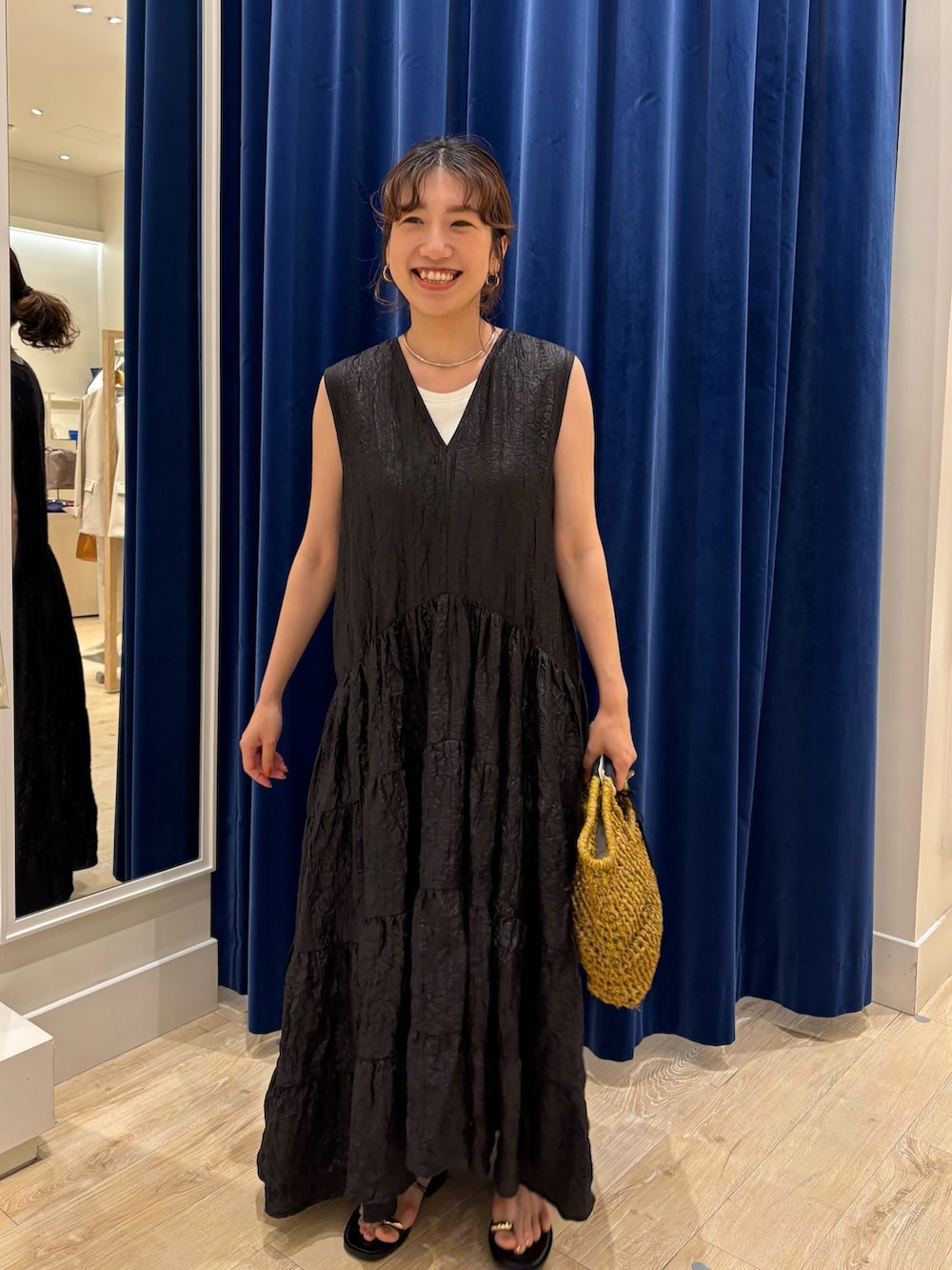 「ワンピース、ワンピーススタイル、ティアードワンピース、かごバッグ、サンダル、シンプルコーデ、大人カジュアル、大人女子、大人かわいい、きれいめカジュアル、休日コーデ、お出かけコーデ、夏コーデ」｜「NOLLEY’SのVネックボリュームワンピース（ワンピース、ブラック系）」を使った、nol  komatsubaraさん（レディース・159cm）の春コーディネートの2枚目の写真