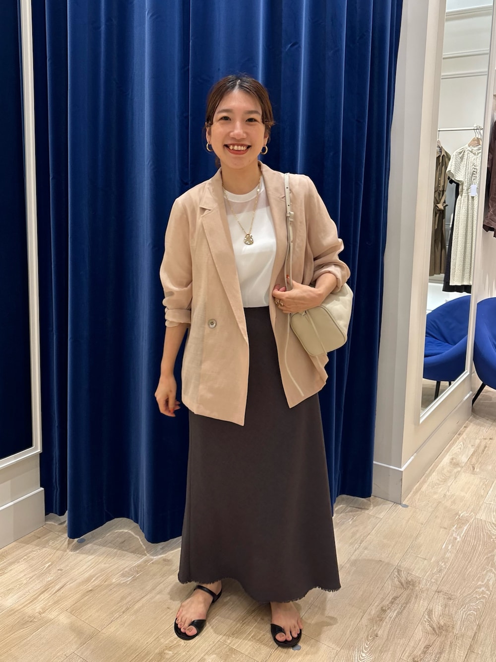 「ジャケット、ジャケットスタイル、シアー、スカート、スカートスタイル、ナロースカート、シンプルコーデ、キレイめ、オトナ女子、大人コーデ、夏コーデ」｜「NOLLEY’Sのウォッシャブル綿麻スラブナロースカート（スカート、グレー系）」を使った、nol  komatsubaraさん（レディース・159cm）の夏コーディネートの2枚目の写真