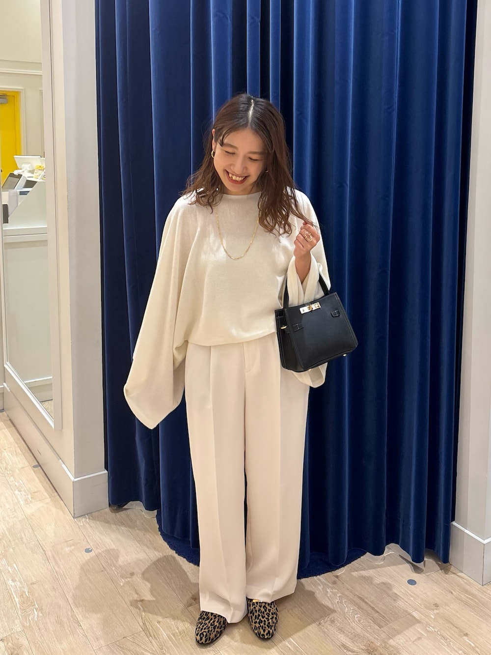 ホワイト系のその他パンツ、その他のパンプス、ブラック系のショルダーバッグを着用したレディースの秋コーディネートの3枚目の写真