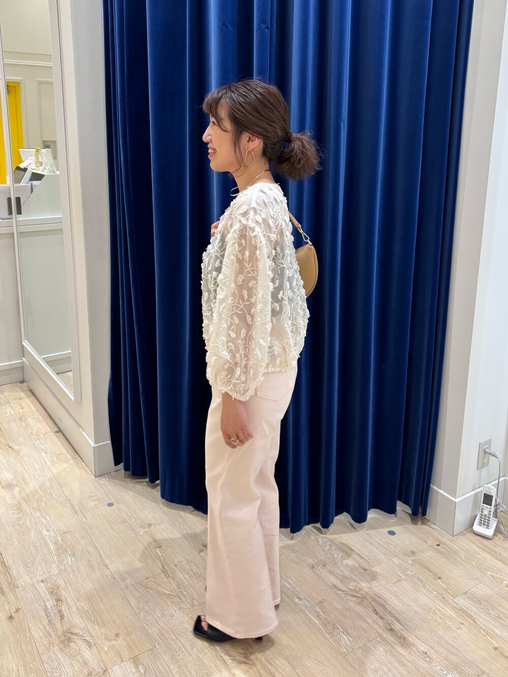 「ブラウス、レース、刺繍、羽織り、デニム、ブラウス×デニム、シンプルコーデ、大人カジュアル、大人女子、大人かわいい、大人ガーリー、きれいめカジュアル、春コーデ、お出かけコーデ、休日スタイル」|「Rie Millerの【RM denim】センタープレスハイウエストデニム(デニムパンツ、ピンク系)」を使った、nol komatsubaraさん(レディース・159cm)の春コーディネートの6枚目の写真