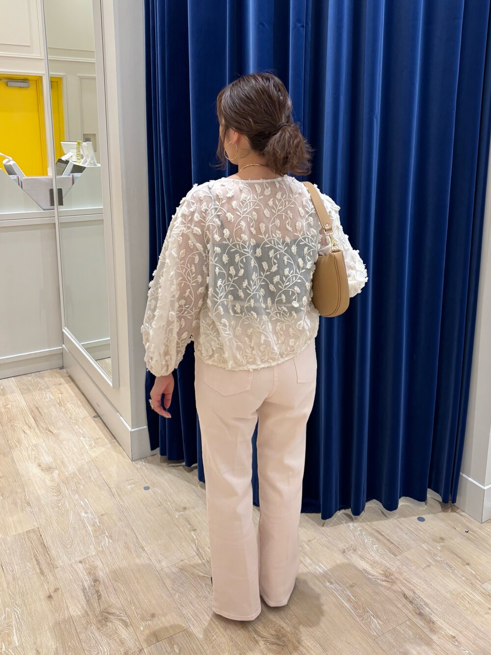 「ブラウス、レース、刺繍、羽織り、デニム、ブラウス×デニム、シンプルコーデ、大人カジュアル、大人女子、大人かわいい、大人ガーリー、きれいめカジュアル、春コーデ、お出かけコーデ、休日スタイル」|「Rie Millerの【RM denim】センタープレスハイウエストデニム(デニムパンツ、ピンク系)」を使った、nol komatsubaraさん(レディース・159cm)の春コーディネートの7枚目の写真