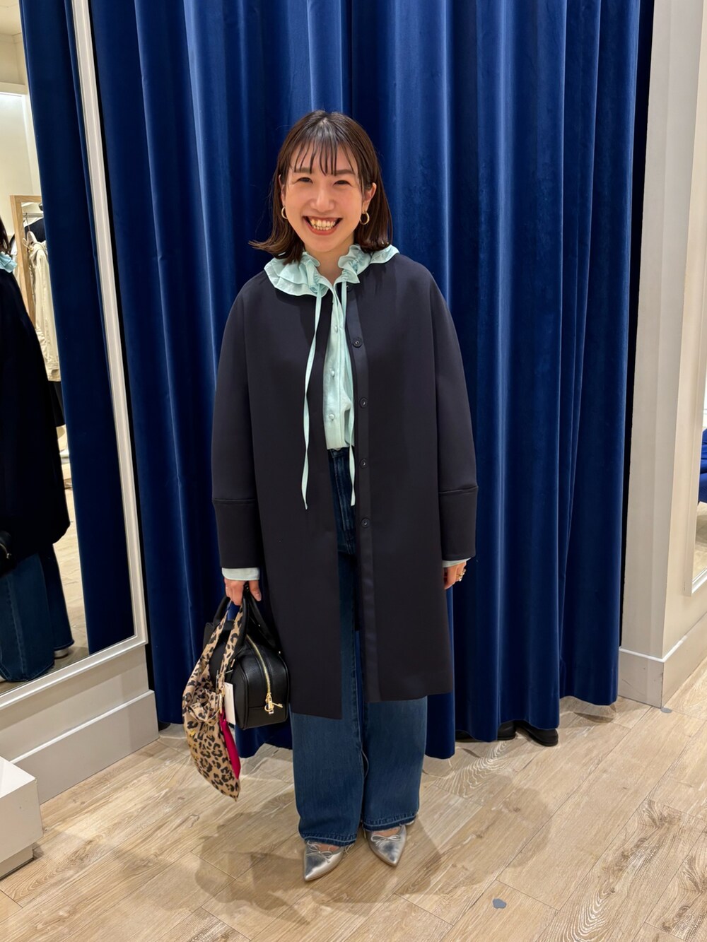 「春コーデ、春アウター、ブラウス、ブラウス×デニム、デニム、きれいめカジュアル、キレイめ、休日スタイル、お出かけコーデ、シンプルコーデ、大人女子、大人可愛い、フリル、春色」|「NOLLEY’Sのウォッシャブル軽量トリプルクロスサテン切替クルーネックコート(ダッフルコート、ブルー系)」を使った、nol komatsubaraさん(レディース・159cm)の冬コーディネートの4枚目の写真