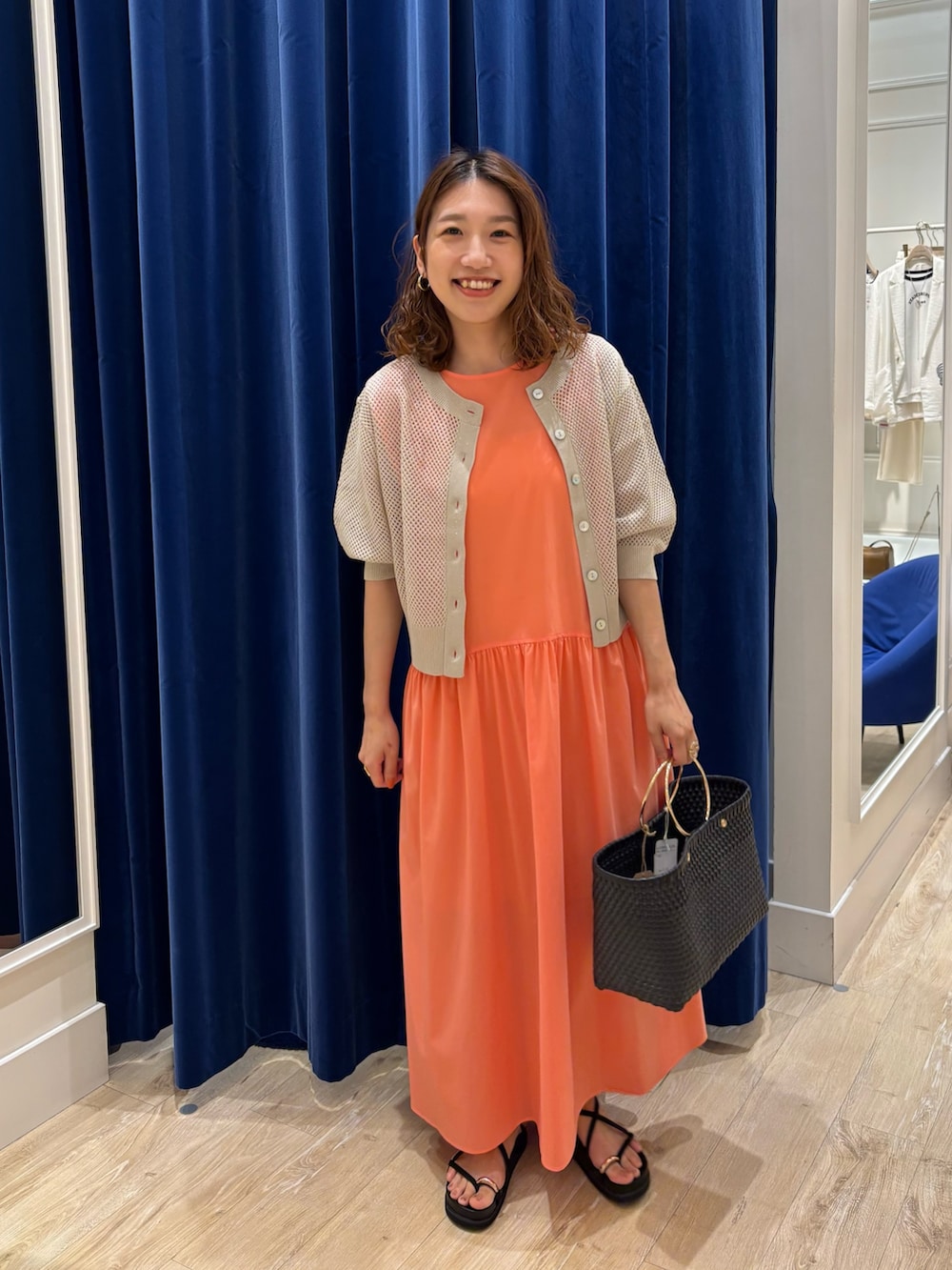 「ワンピース、ワンピーススタイル、カーディガン、メッシュ、カラーワンピース、シンプルコーデ、休日スタイル、お出かけコーデ、大人カジュアル、大人女子、大人かわいい、きれいめカジュアル、ラクチンコーデ、夏コーデ」｜「NOLLEY’Sの撥水ストレッチタフタギャザーワンピース（ワンピース、オレンジ系）」を使った、nol  komatsubaraさん（レディース・159cm）の夏コーディネートの2枚目の写真