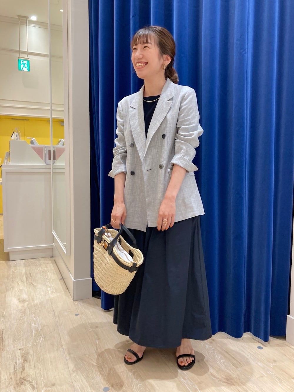 「休日スタイル、お出かけコーデ、ワンピース、ジャケット、シンプル、きれいめカジュアル、オトナカジュアル、オトナ女子、ドッキングワンピ、かごバッグ、サンダル、麻ジャケット、ジャケットスタイル、オンオフ兼用、夏コーデ」｜「NOLLEY’Sの《セットアップ対応》ウォッシャブルラミーシャンブレーダブルジャケット（テーラードジャケット、グレー系）」を使った、nol  komatsubaraさん（レディース・159cm）の春コーディネートの4枚目の写真