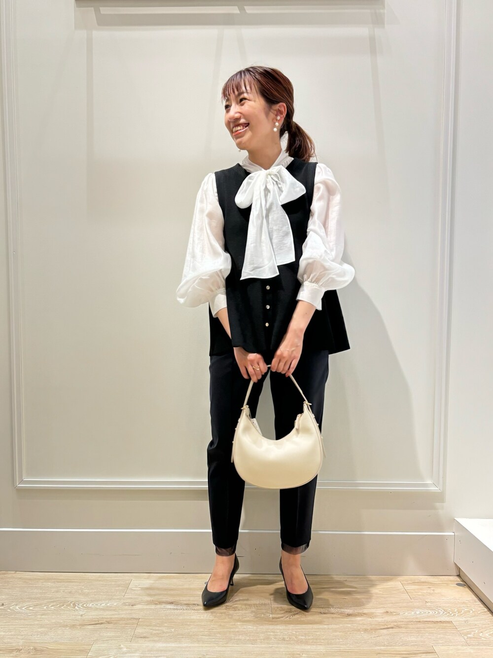 「セレモニー、ママコーデ、キレイめ、お出かけコーデ、ベスト、リボン、パンツスタイル、モノトーン、ブラウス、オトナ女子、オトナカワイイ、春、シア―ブラウス、パンプス、裾レース」|「NOLLEY’Sの《手洗い可能》12G片畦ペプラムベスト(ベスト、ブラック系)」を使った、nol komatsubaraさん(レディース・159cm)の冬コーディネートの3枚目の写真