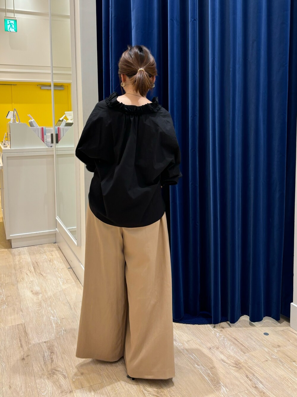 イエロー系のその他パンツ、ブラック系のショルダーバッグ、ブラック系のサンダルを着用したレディースの夏コーディネートの6枚目の写真