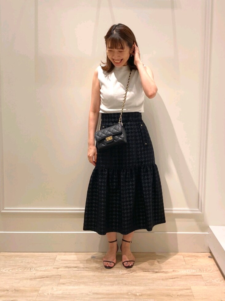 「お出かけコーデ、休日スタイル、オトナ女子、大人かわいい、シンプルスタイル、秋服、スカート、ジャガード、チドリ柄、ラメ、クラシカル、サンダル、チェーンバッグ、モノトーン、キレイめ」｜「NOLLEY’Sの《手洗い可能》ラメ総針ノースリーブプルオーバーニット（ニット/セーター、シルバー系）」を使った、nol  komatsubaraさん（レディース・159cm）の夏コーディネートの3枚目の写真