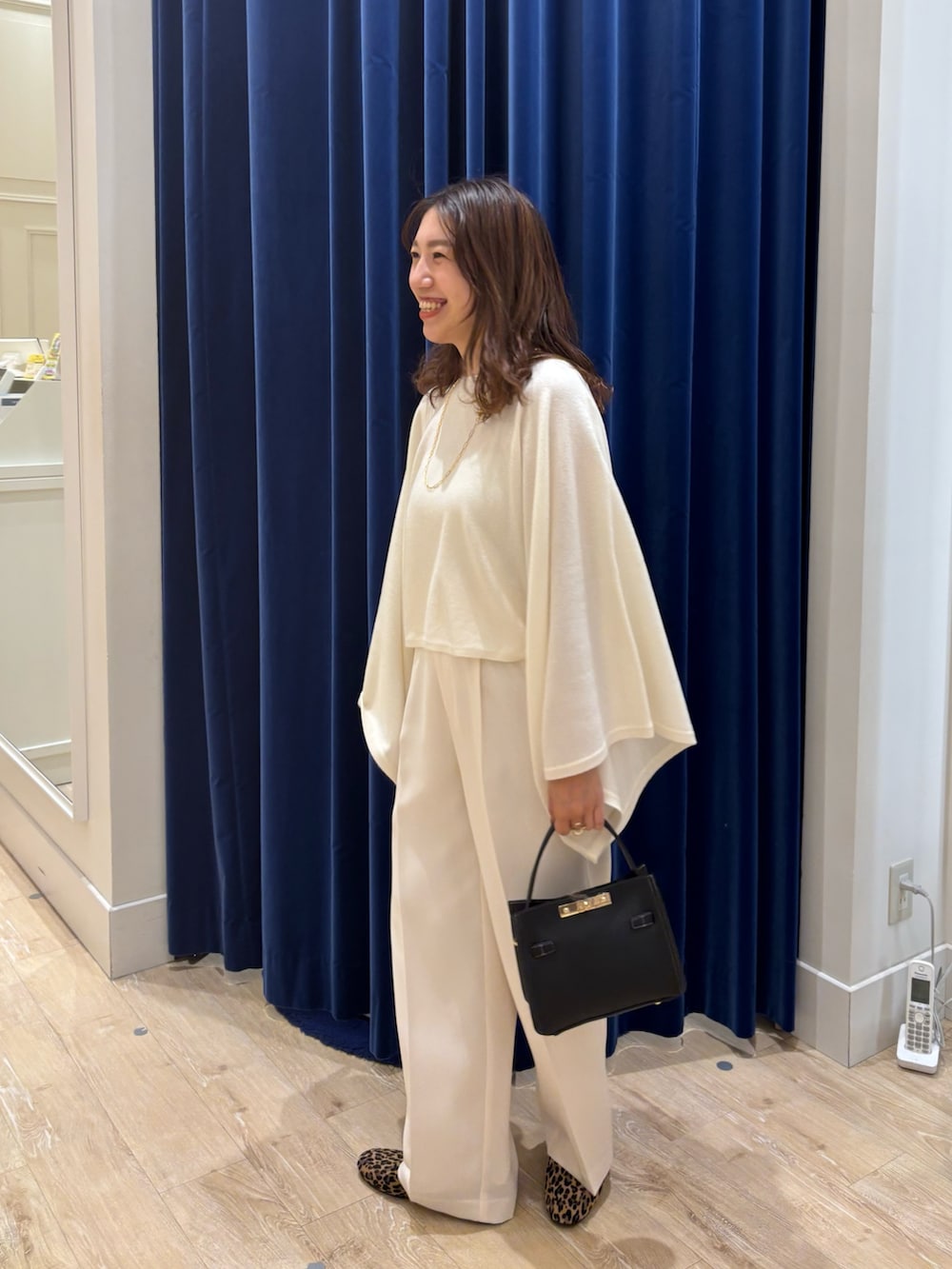 ホワイト系のその他パンツ、その他のパンプス、ブラック系のショルダーバッグを着用したレディースの秋コーディネートの6枚目の写真